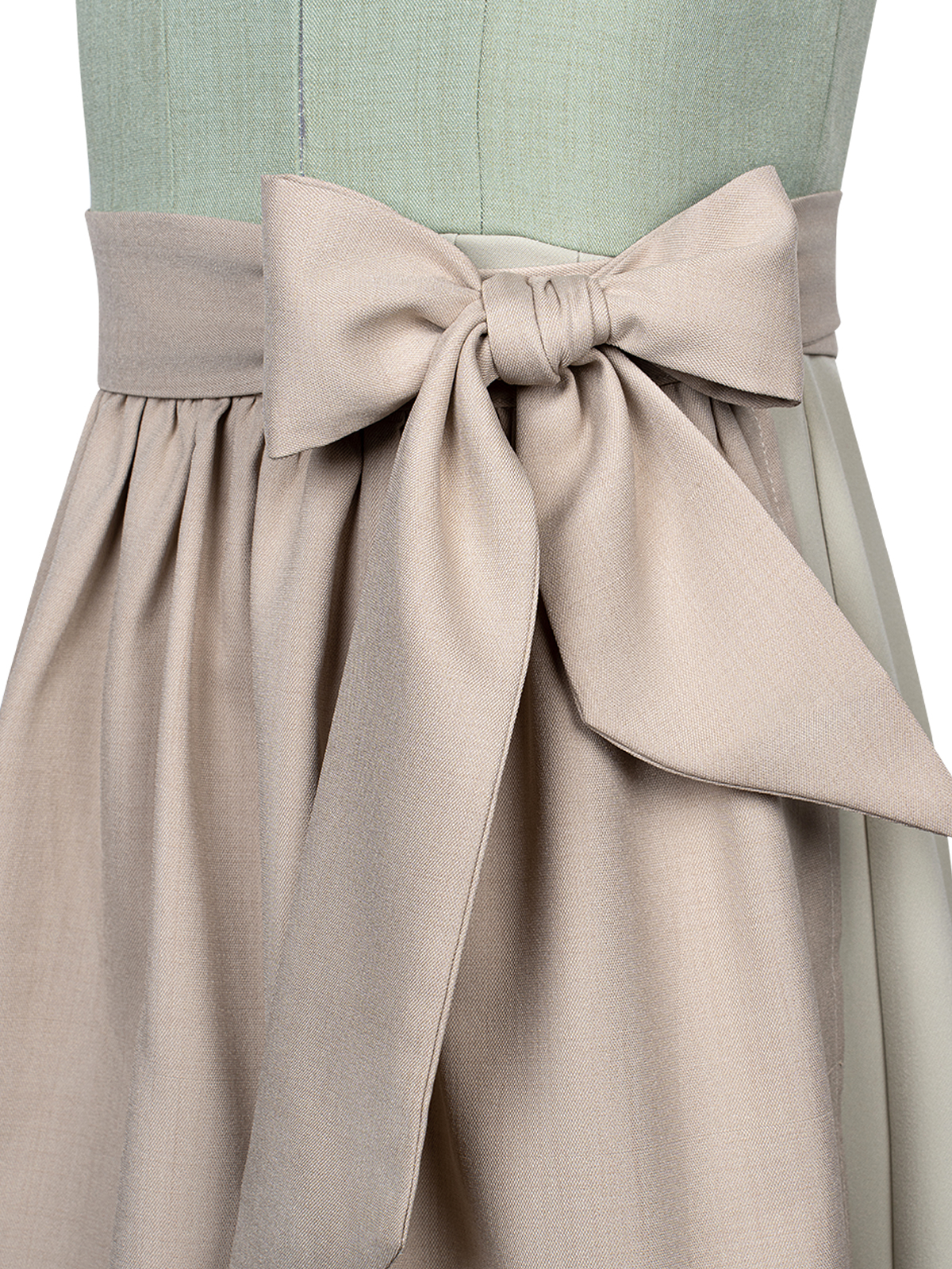 Traditionelles rotes Dirndl samt mit modernen Details