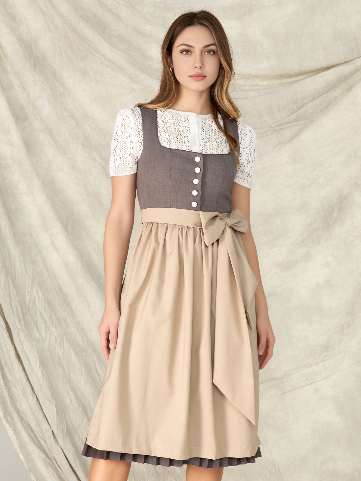 Dunkelgrünes Dirndl mit grauer Schürze
