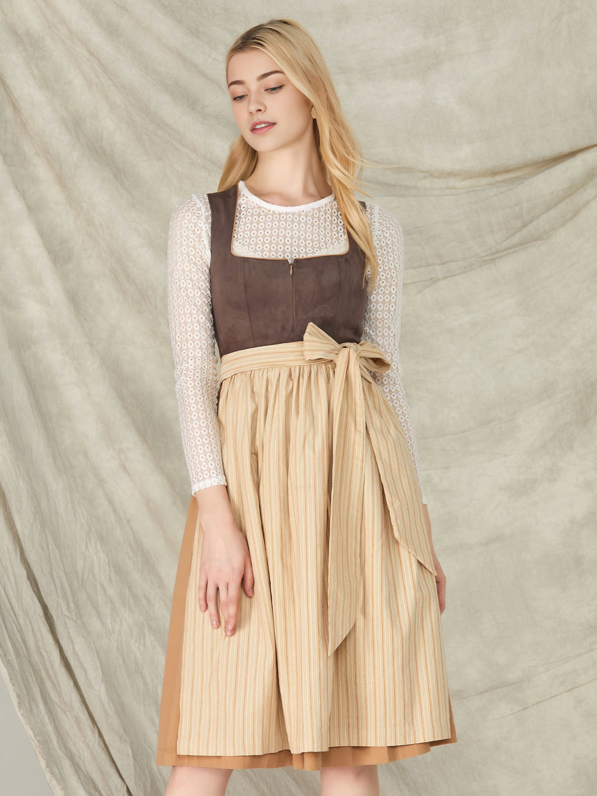 Rotes Dirndl kurz in eleganter Ausführung