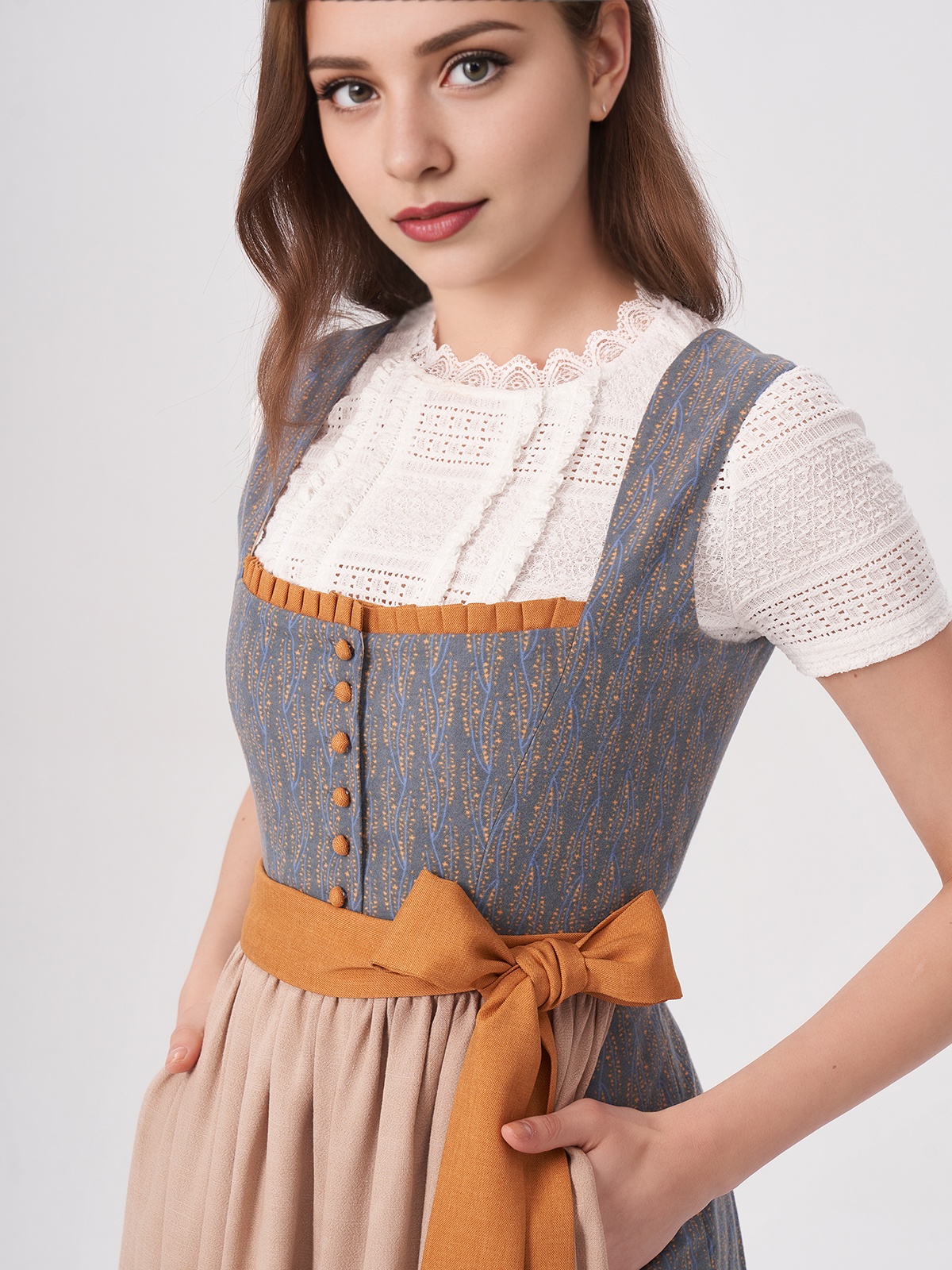 Schwarzes Stehkragenhemd mit blauem Dirndl