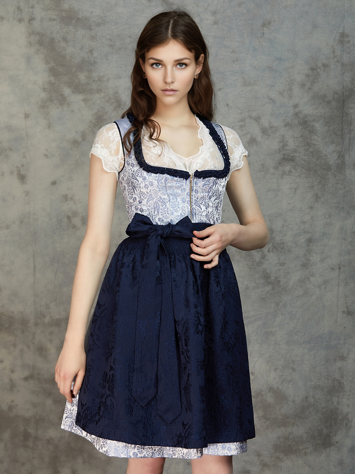 Grau Rosa Dirndl mit Spitzenbluse