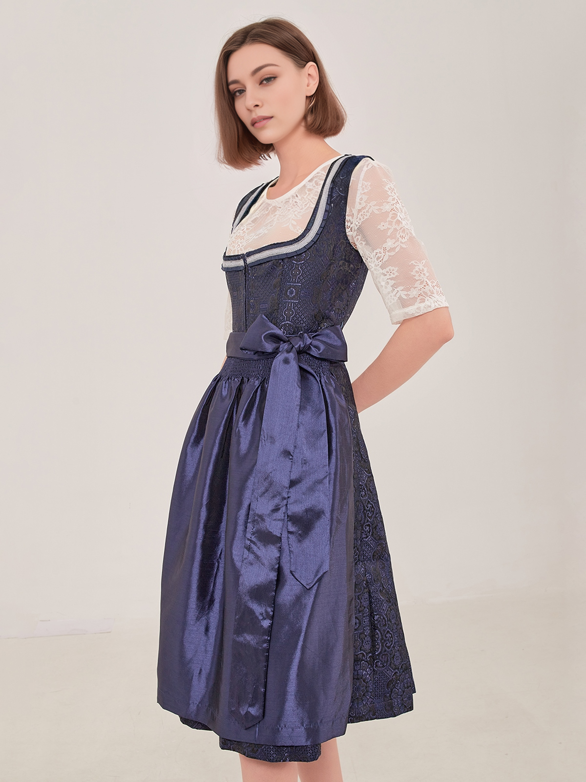 Dirndlbluse in Blau mit cremefarbenen Akzenten