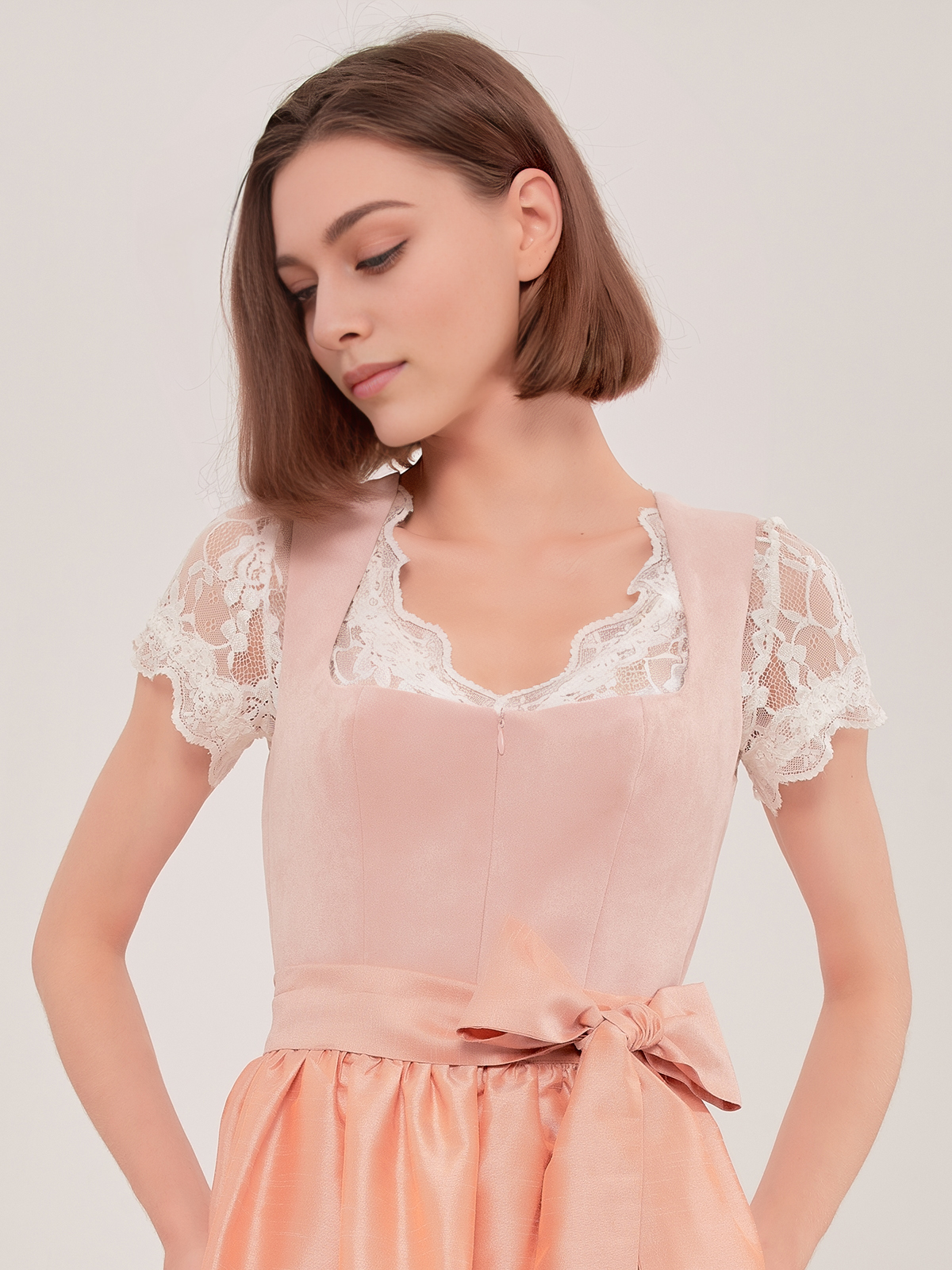 Dirndlbluse mit V-Ausschnitt und Langarm in Rosa
