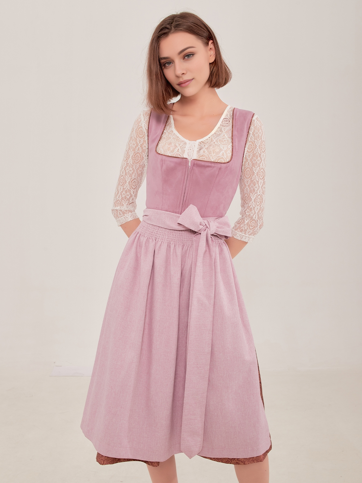 Modernes Dirndl in Lila – eleganter Trachtenlook für den Alltag