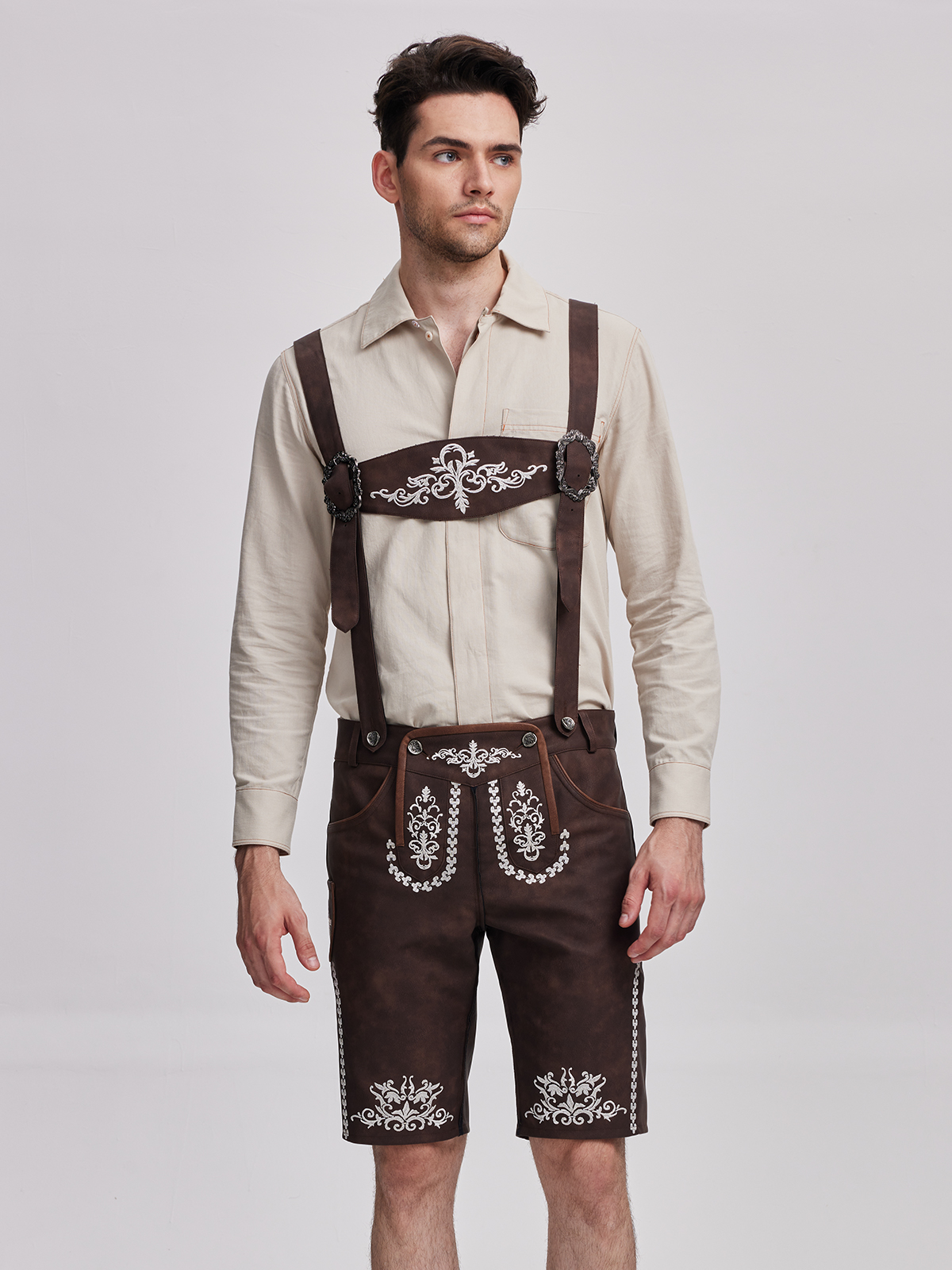Traditionelles Dirndl mit Lederhose