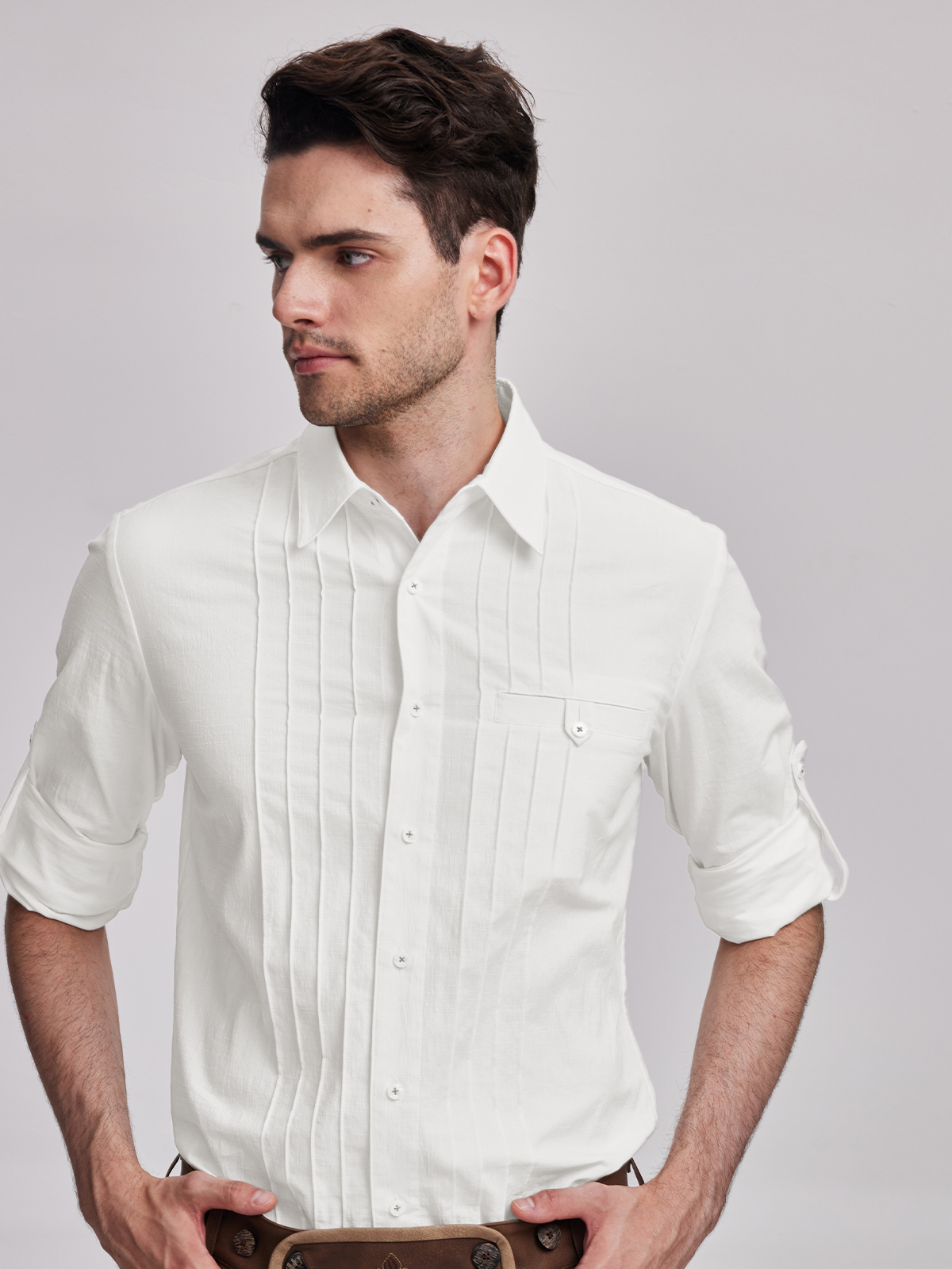 Elegantes weißes Dirndl mit Spitzenbesatz