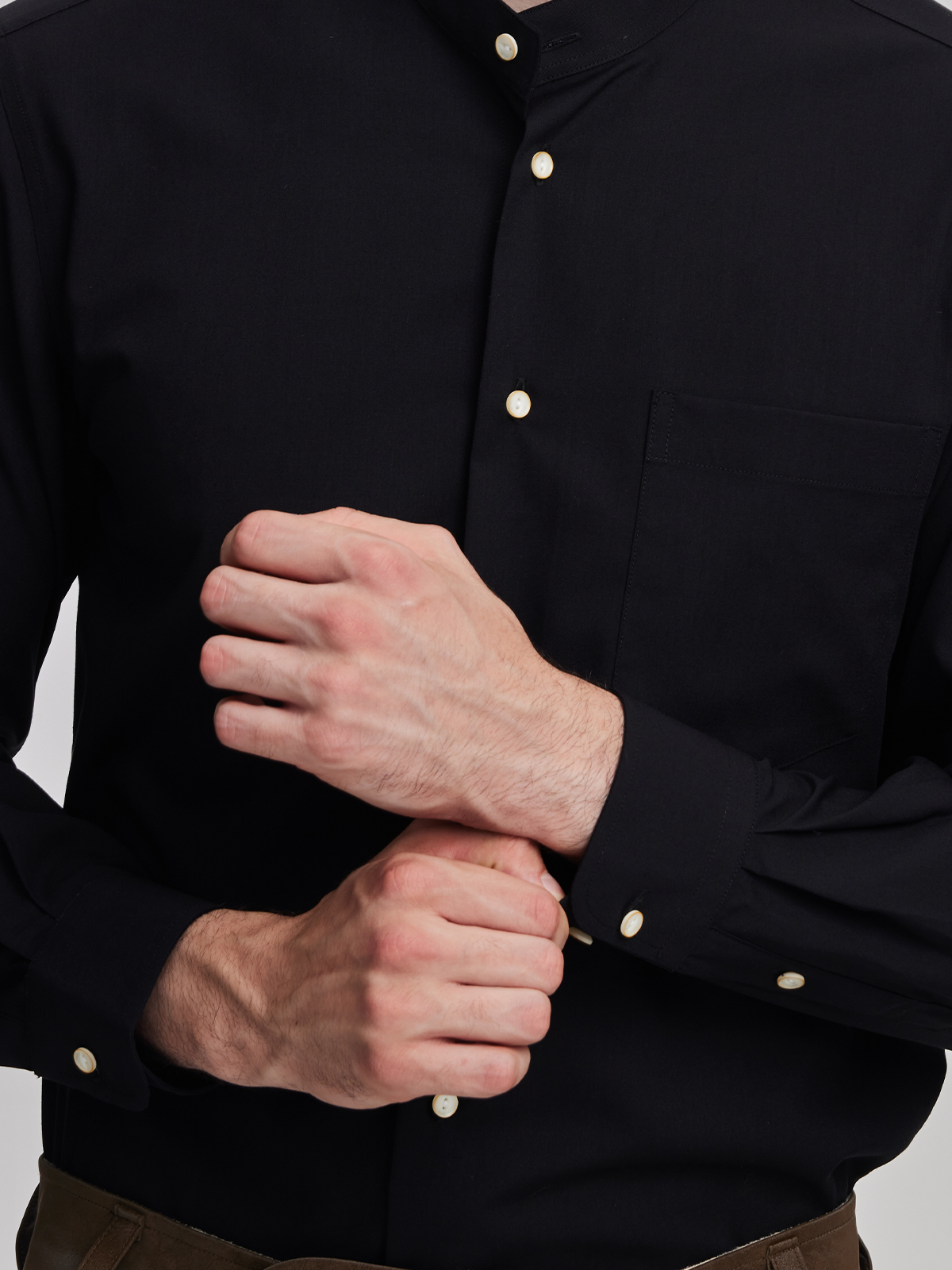 Dunkelblaues Dirndl mit feinen Details