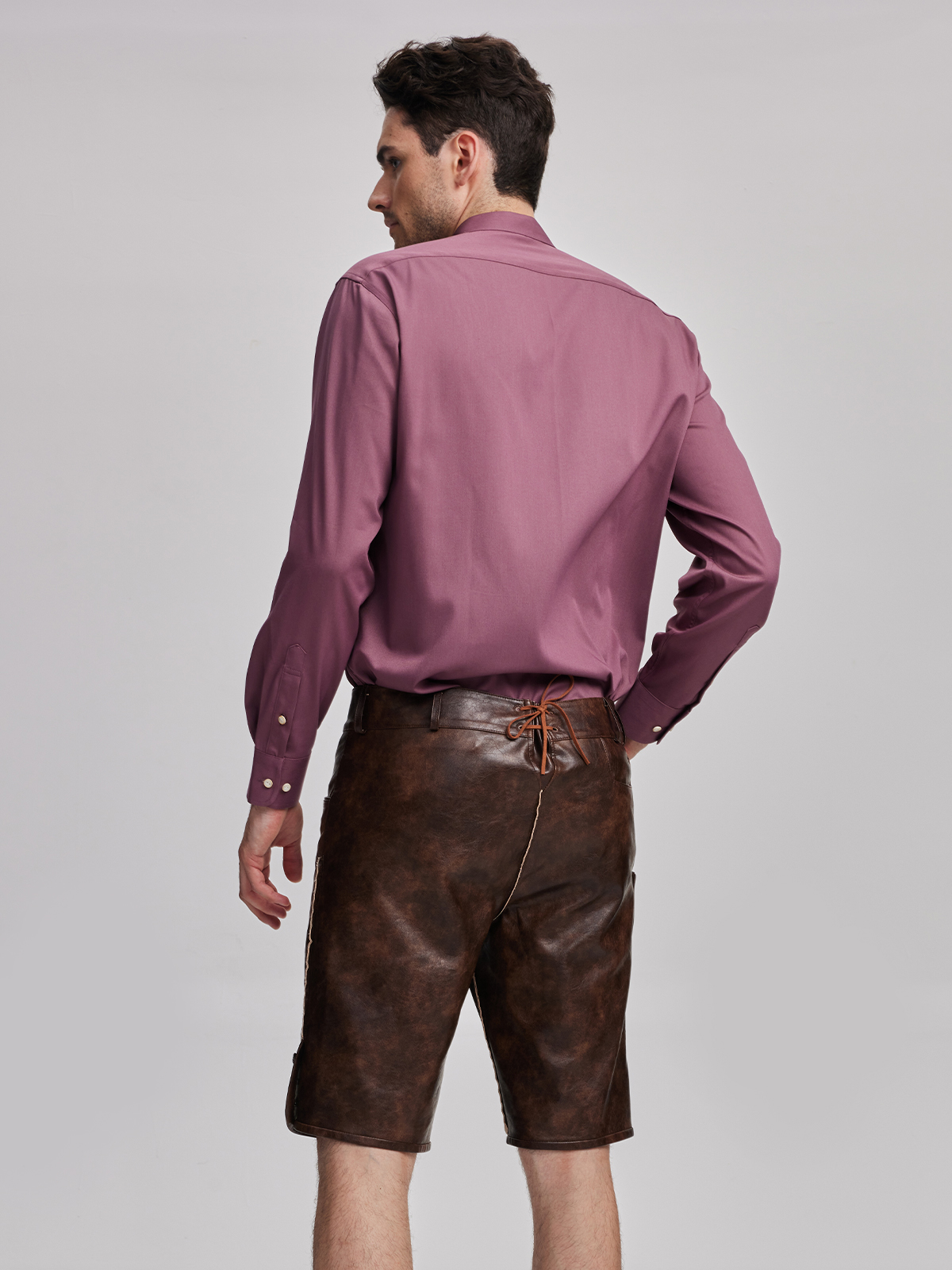 Helles Dirndl in cremefarbenem Stoff mit floralen Details