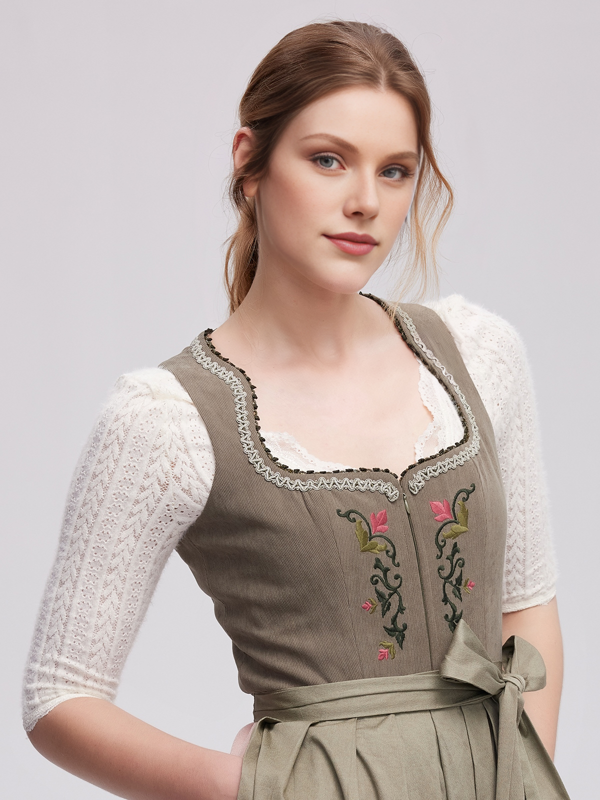 Dirndl Royalblau mit elegantem Schnitt