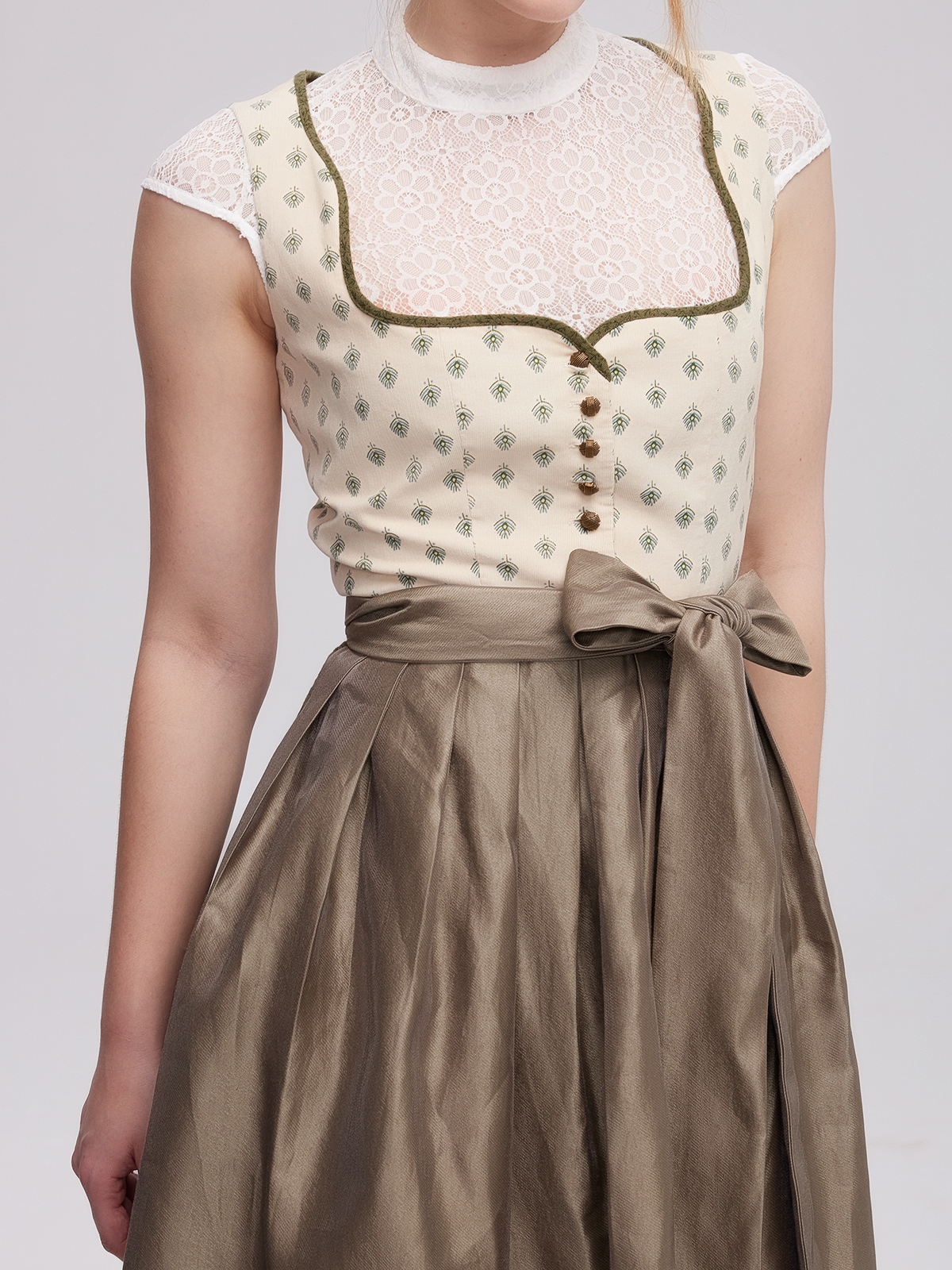 Dirndl in samtigem Blau mit modernem Schnitt