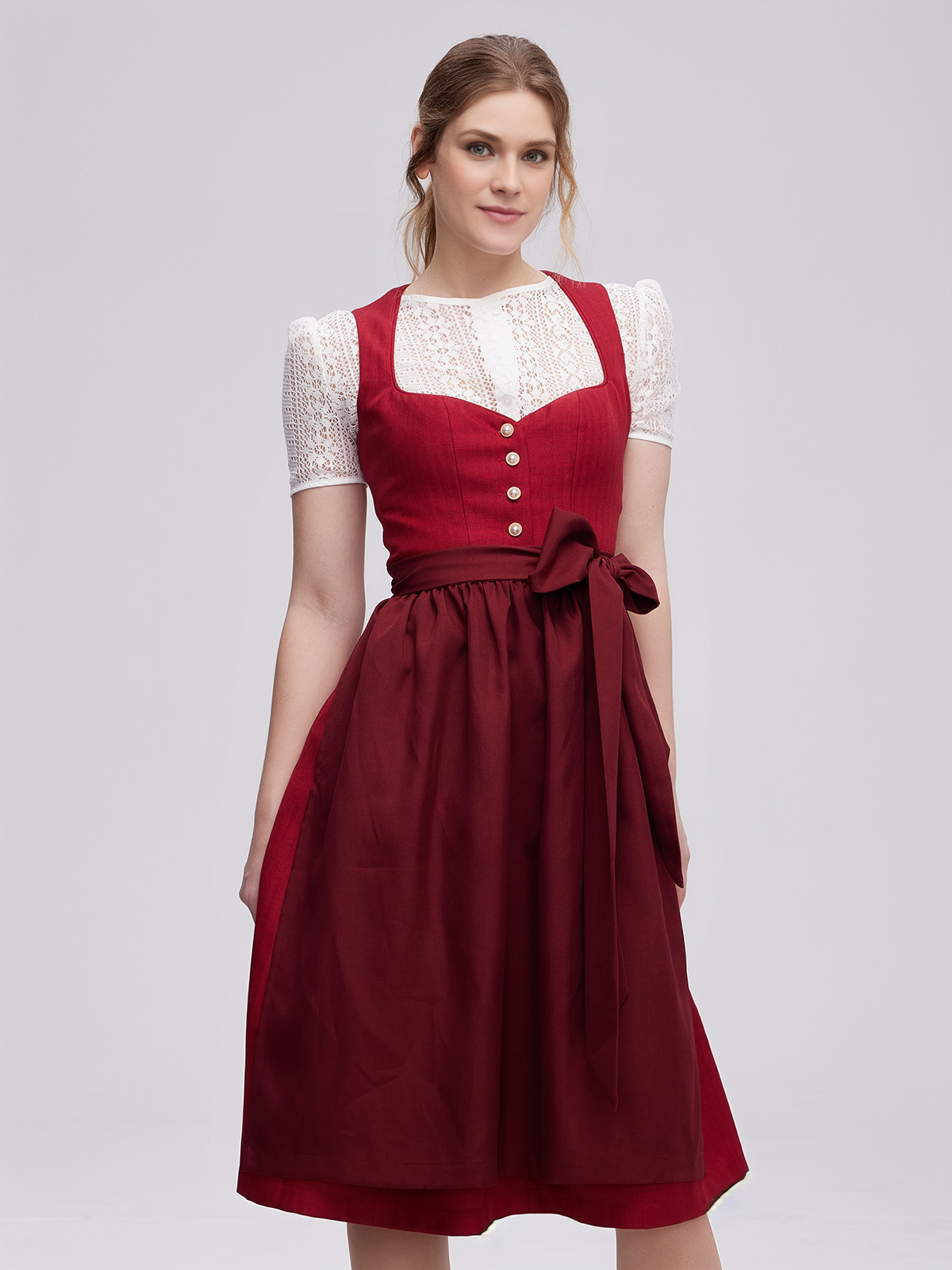 Dirndl in Rot mit floralen Details