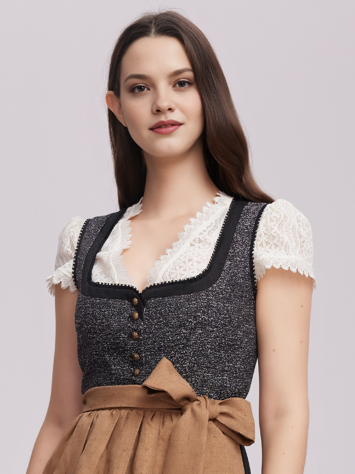 Elegantes schwarzes Samt-Dirndl mit Spitzenbesatz