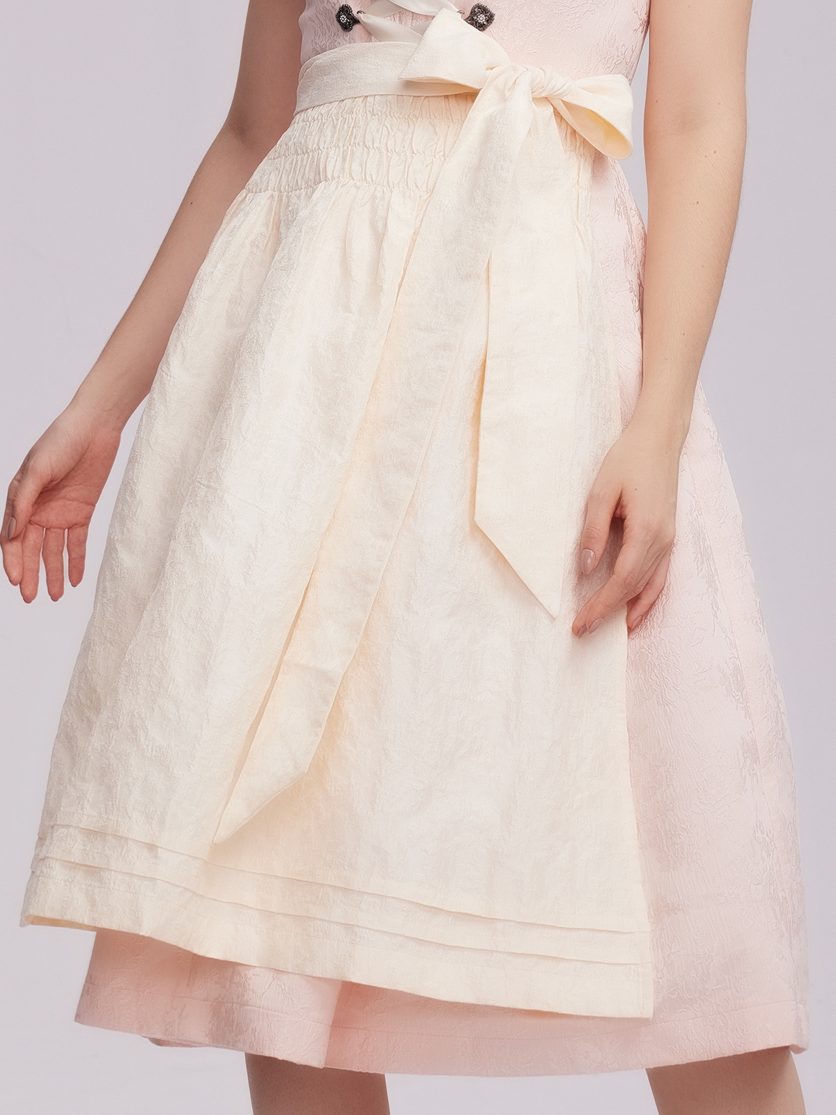 Dirndl in Rosa mit floralen Details