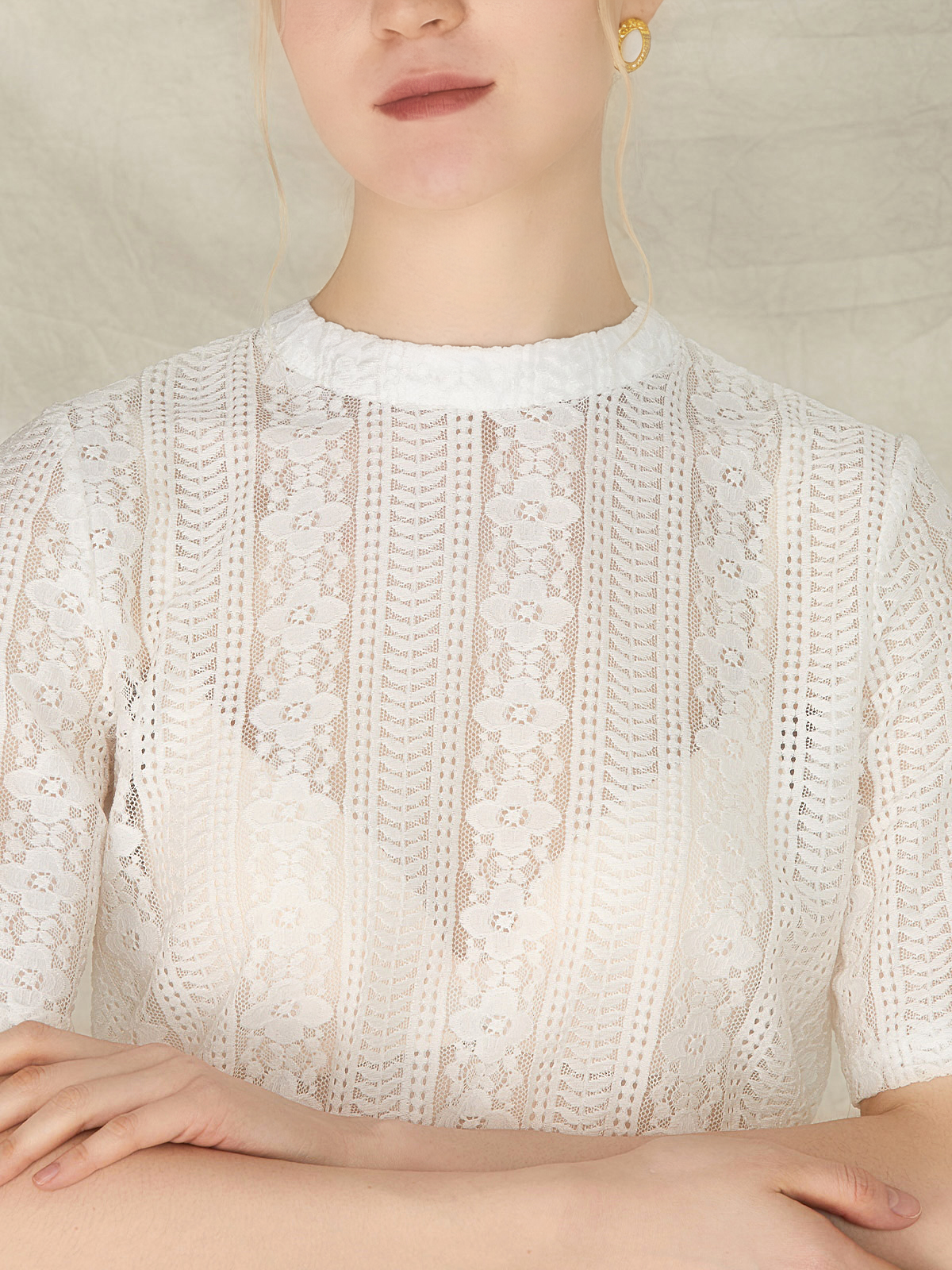 Dirndl in Weiß mit Spitzenverzierung