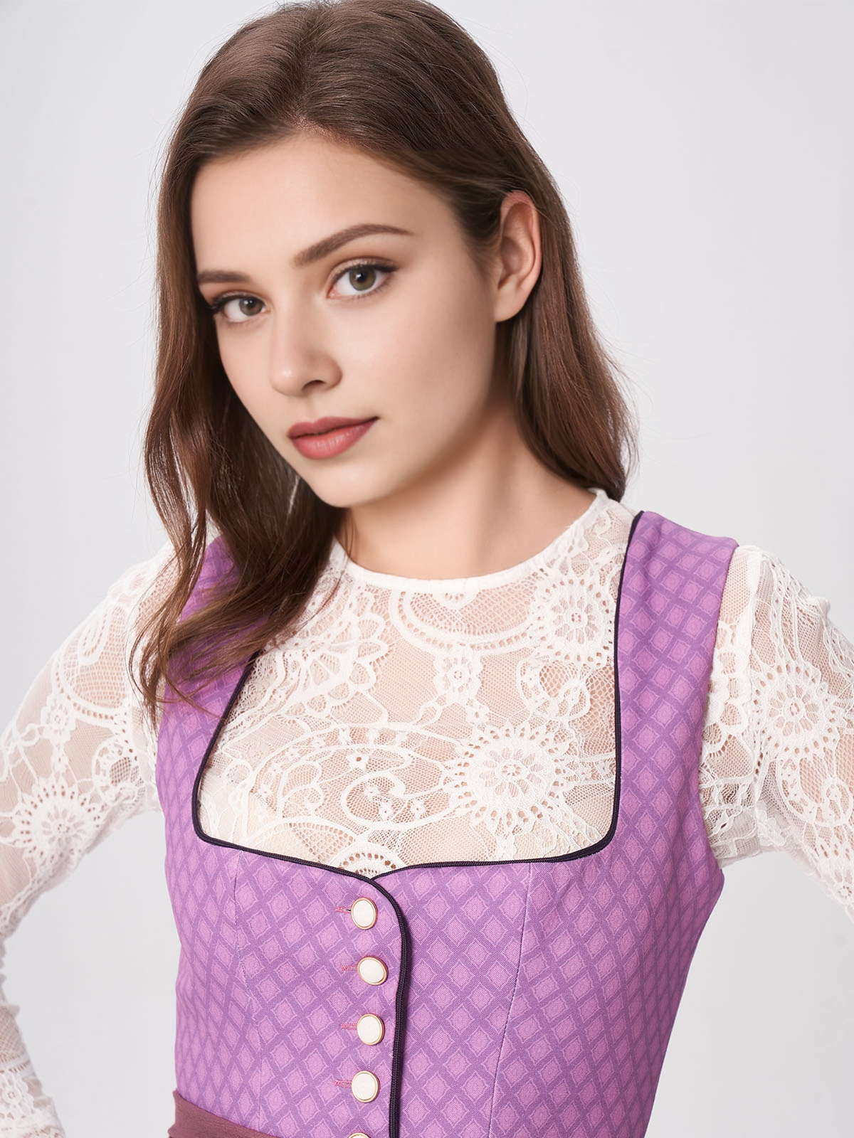 Luxuriöses lila Samtdirndl mit aufwendigen Details