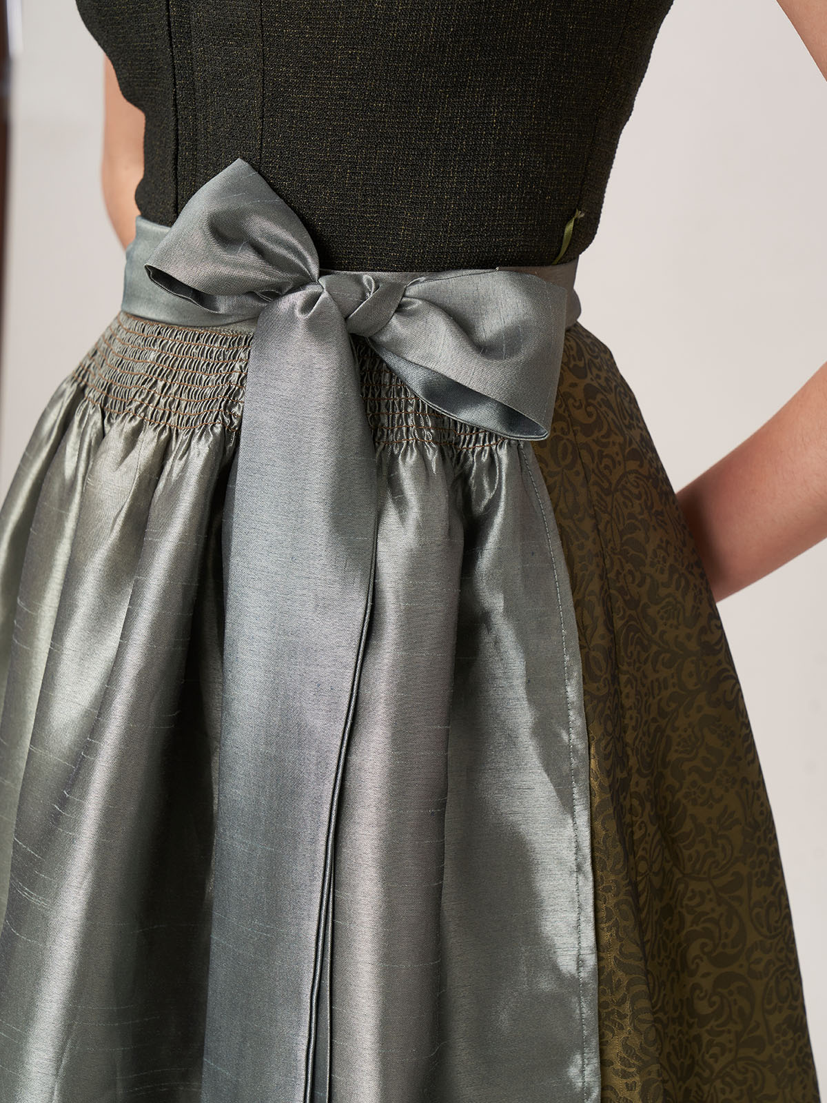 Dirndl Weiß mit grüner Schürze und floralen Details