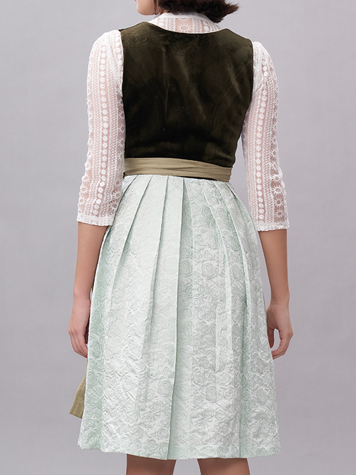 Modernes Dirndl in Grün – perfekt für den urbanen Look