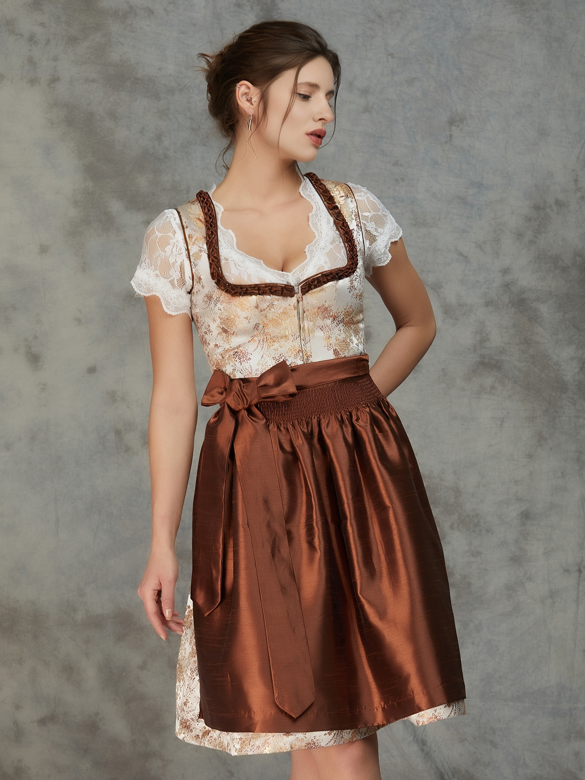 Beige Dirndlbluse mit gelbem Dirndl