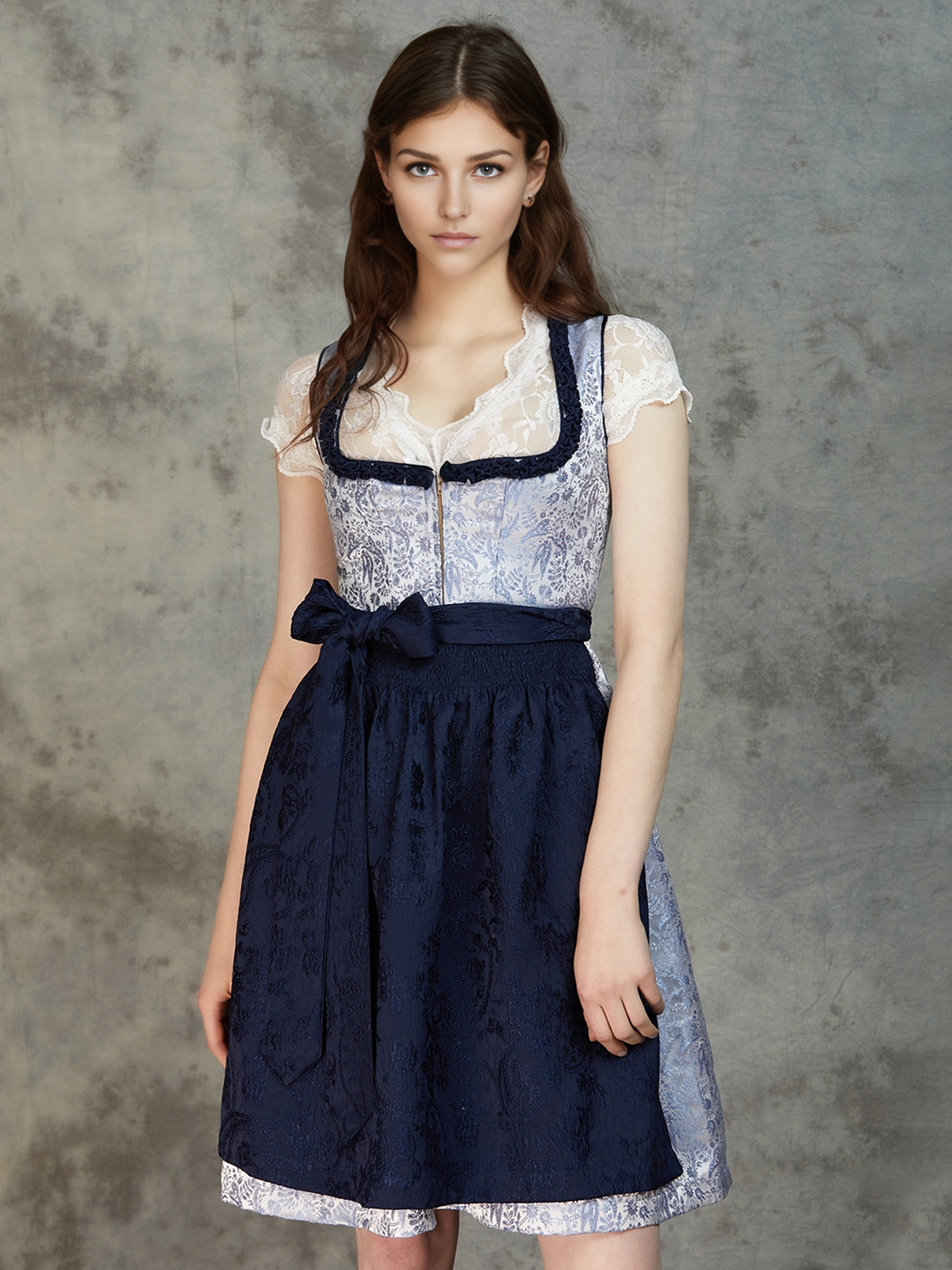 Dirndl mit tiefer Ausschnitt in Blau