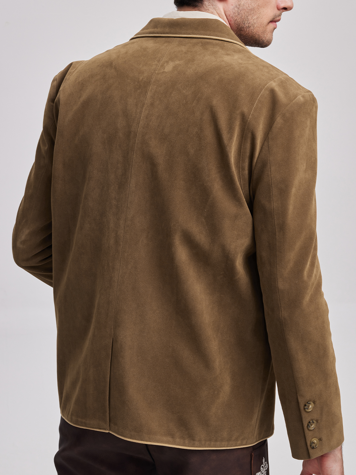 Modernes Dirndl in Gelb – perfekt für den Stadtlook