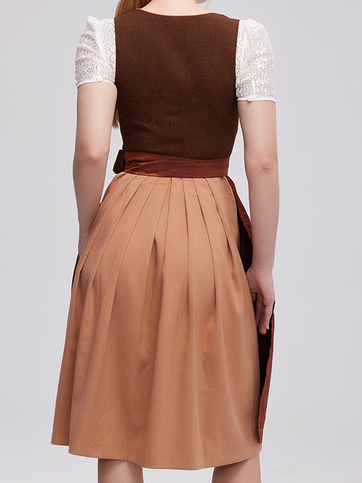 Dirndl in Braun mit modernem Schnitt