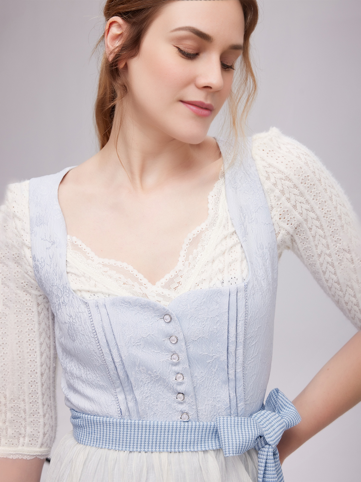 Ein elegantes blaues Dirndl mit feiner Stickarbeit – perfekt für festliche Anlässe