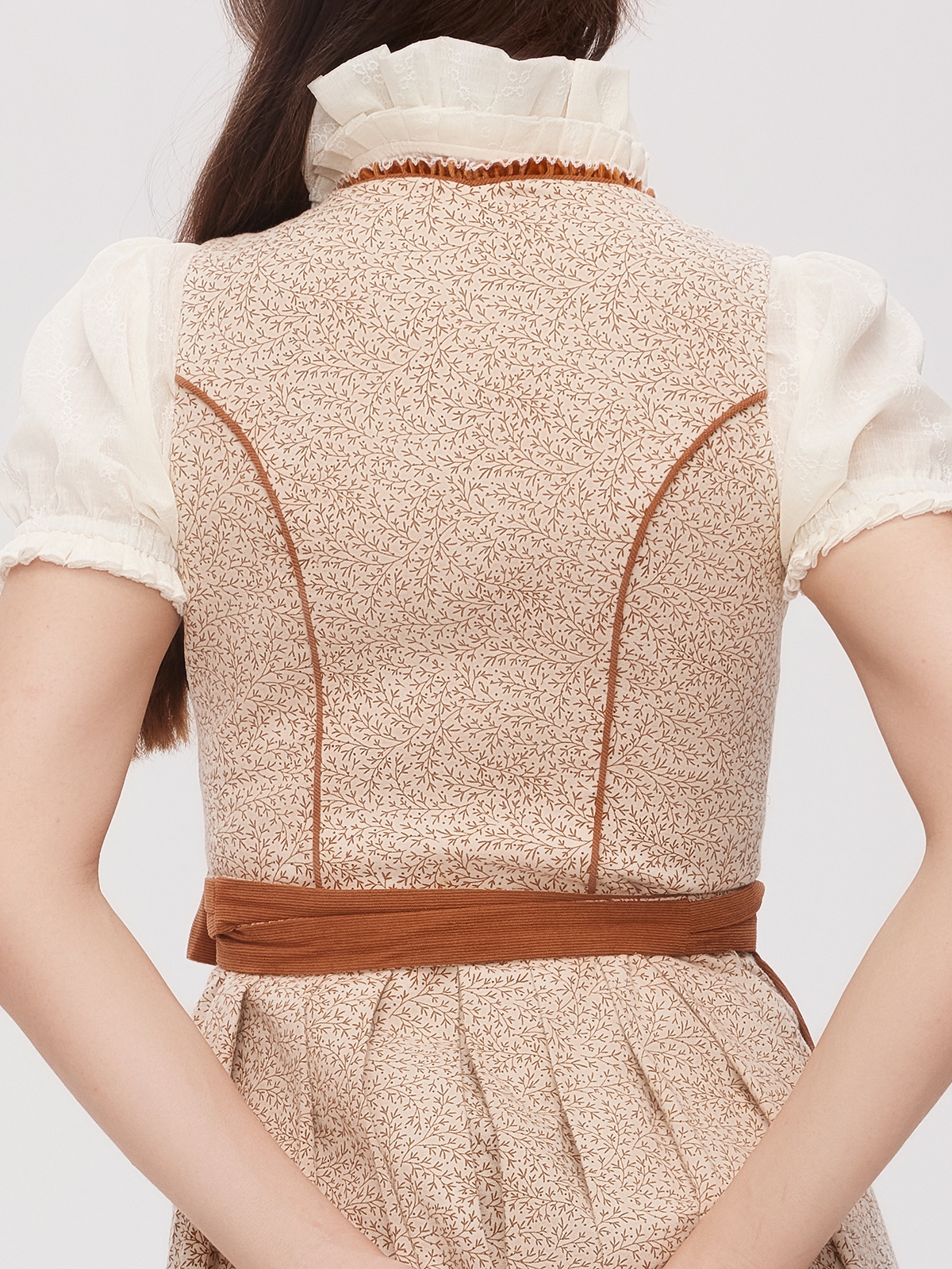 Traditionelles Dirndl in Braun mit beiger Bluse