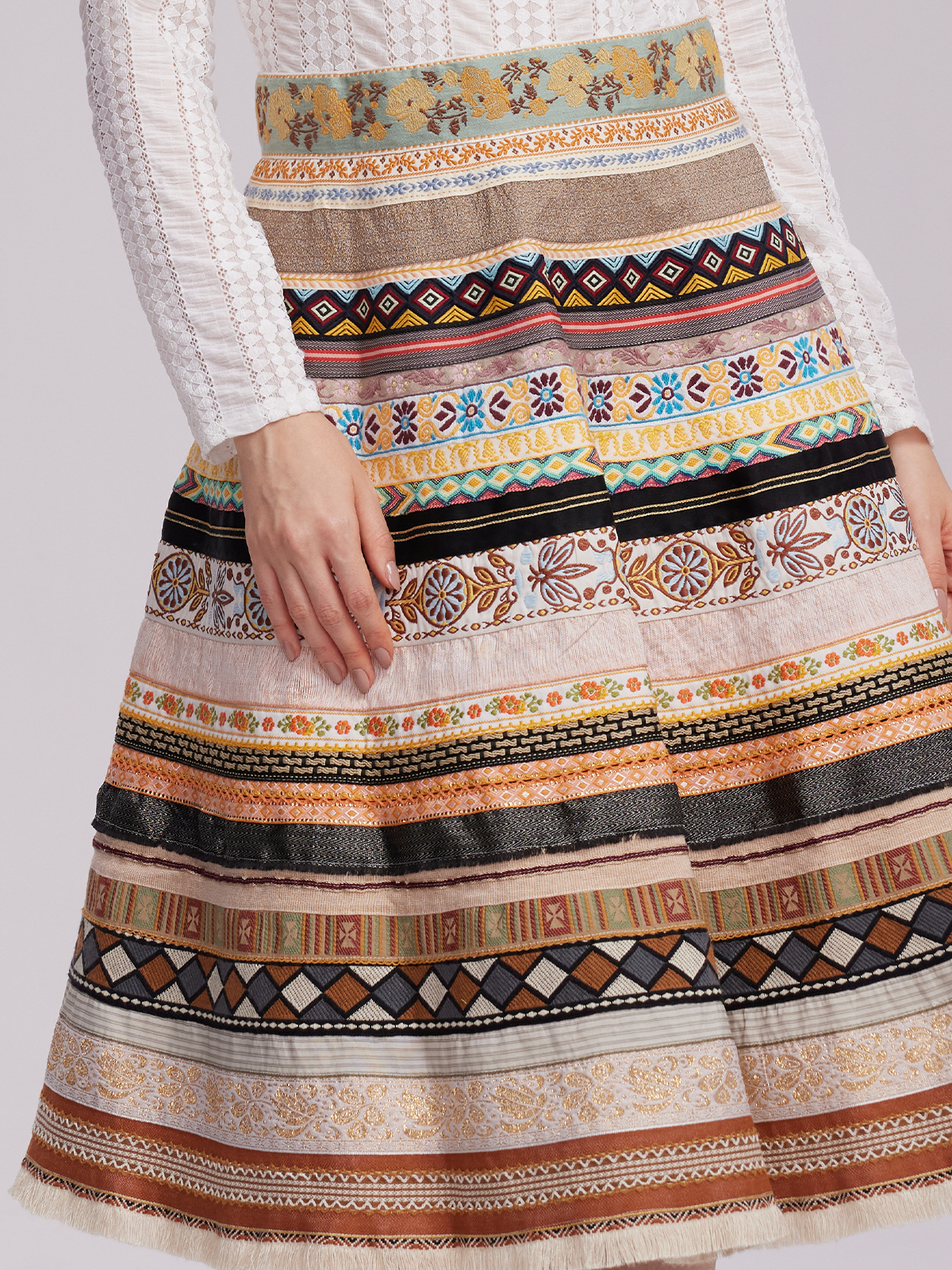 Dirndl Rosa Samt in eleganter Pose