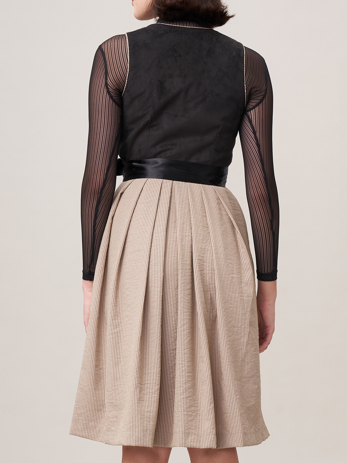 Elegantes schwarzes Ja Mei Dirndl mit raffinierten Details