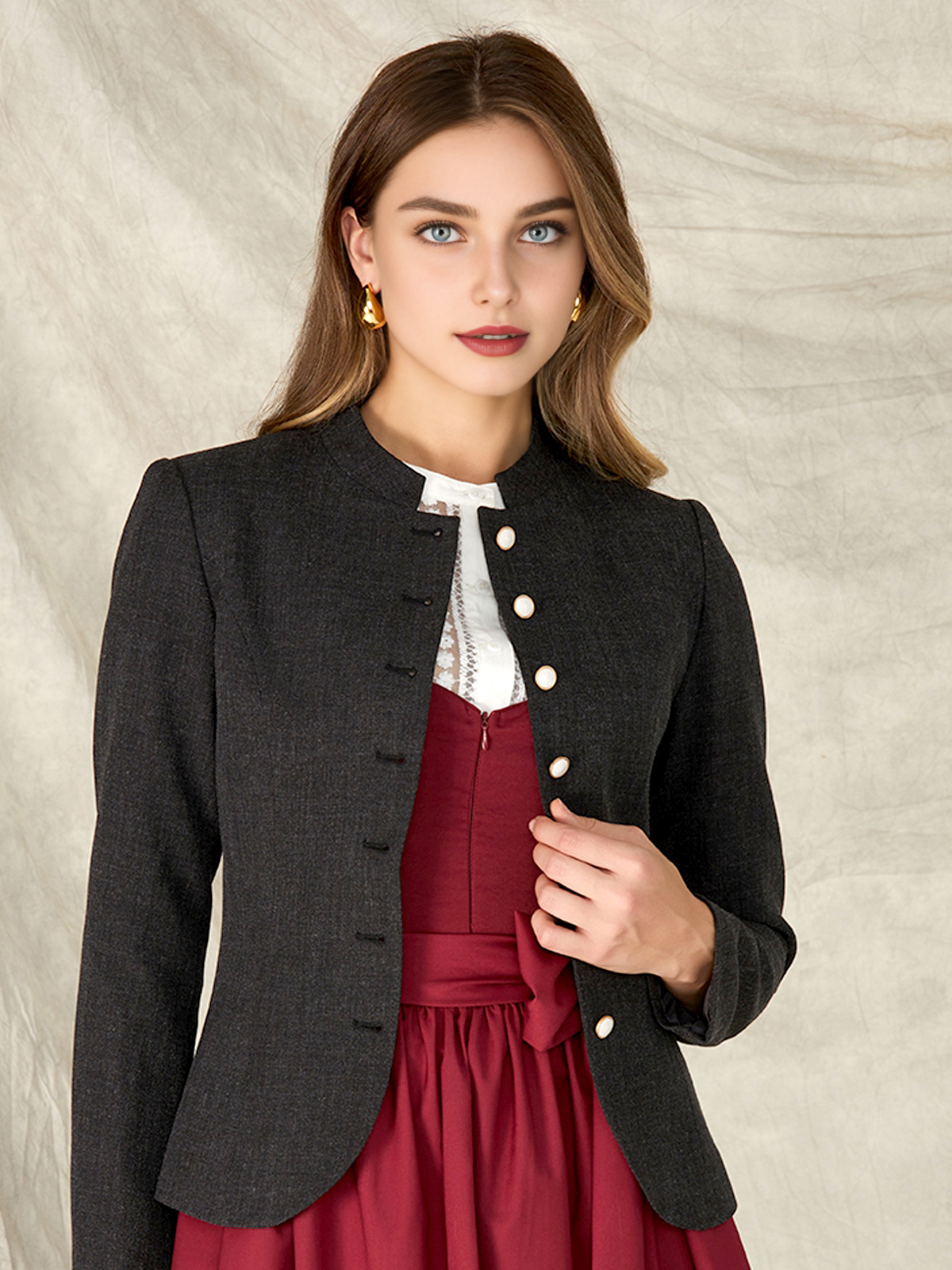 Braune Dirndlbluse mit traditionellem Schnitt