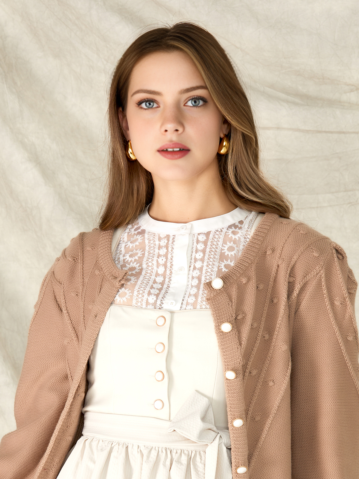 Modernes Dirndl mit tieferem Ausschnitt in Braun