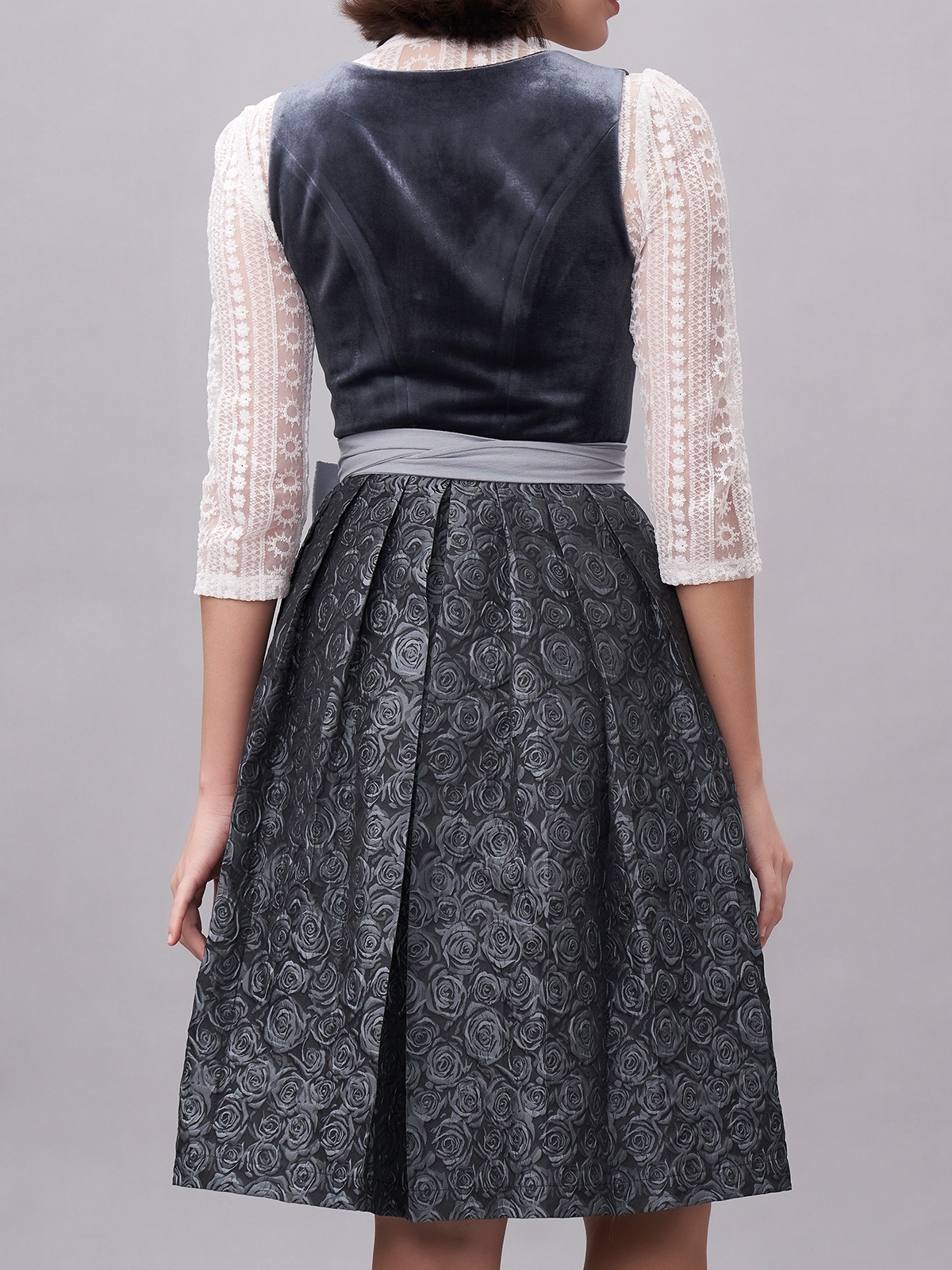 Schwarzes Dirndl mit blauer Schürze