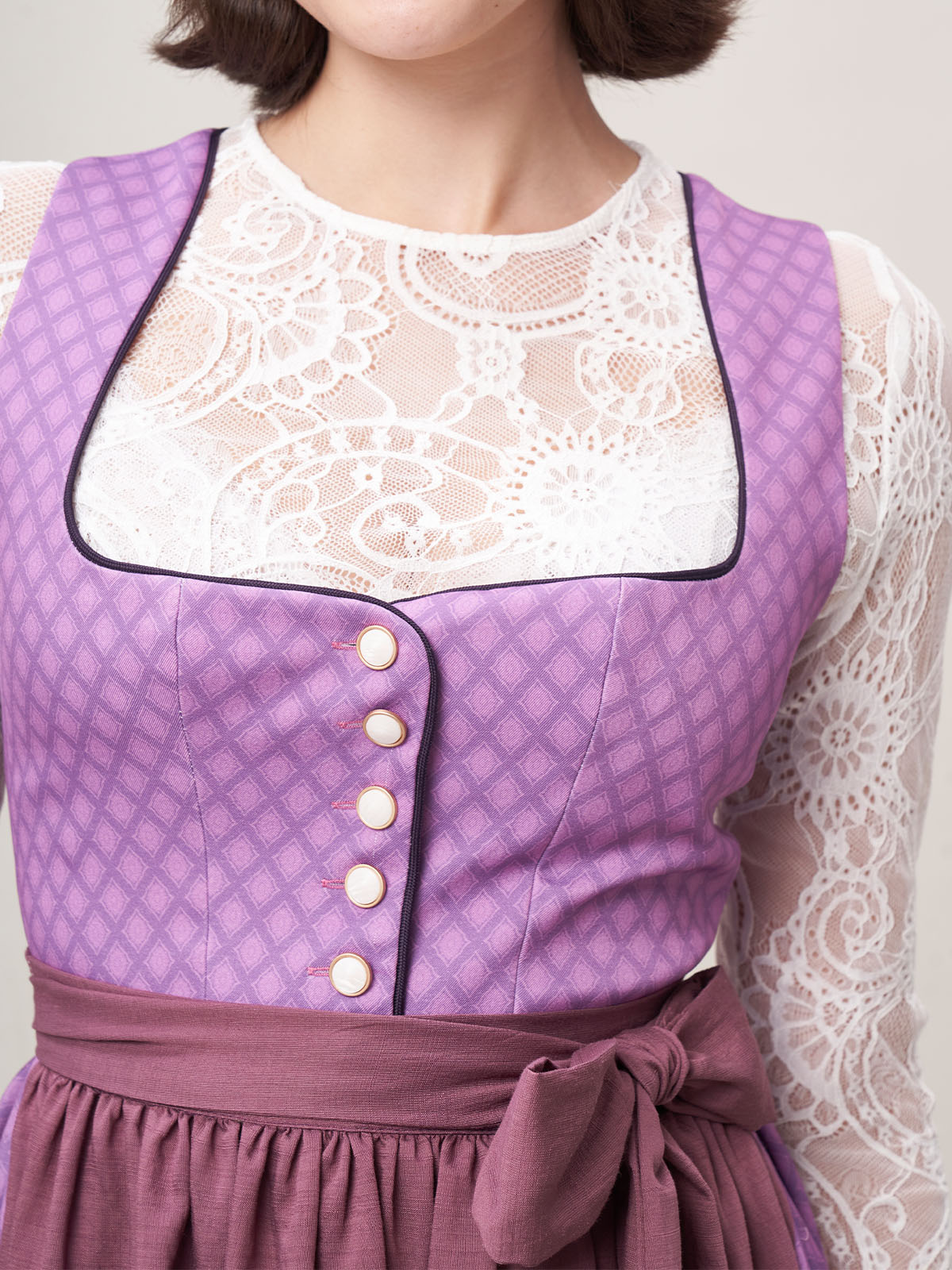 Elegantes lila Dirndl mit traditioneller Stickerei
