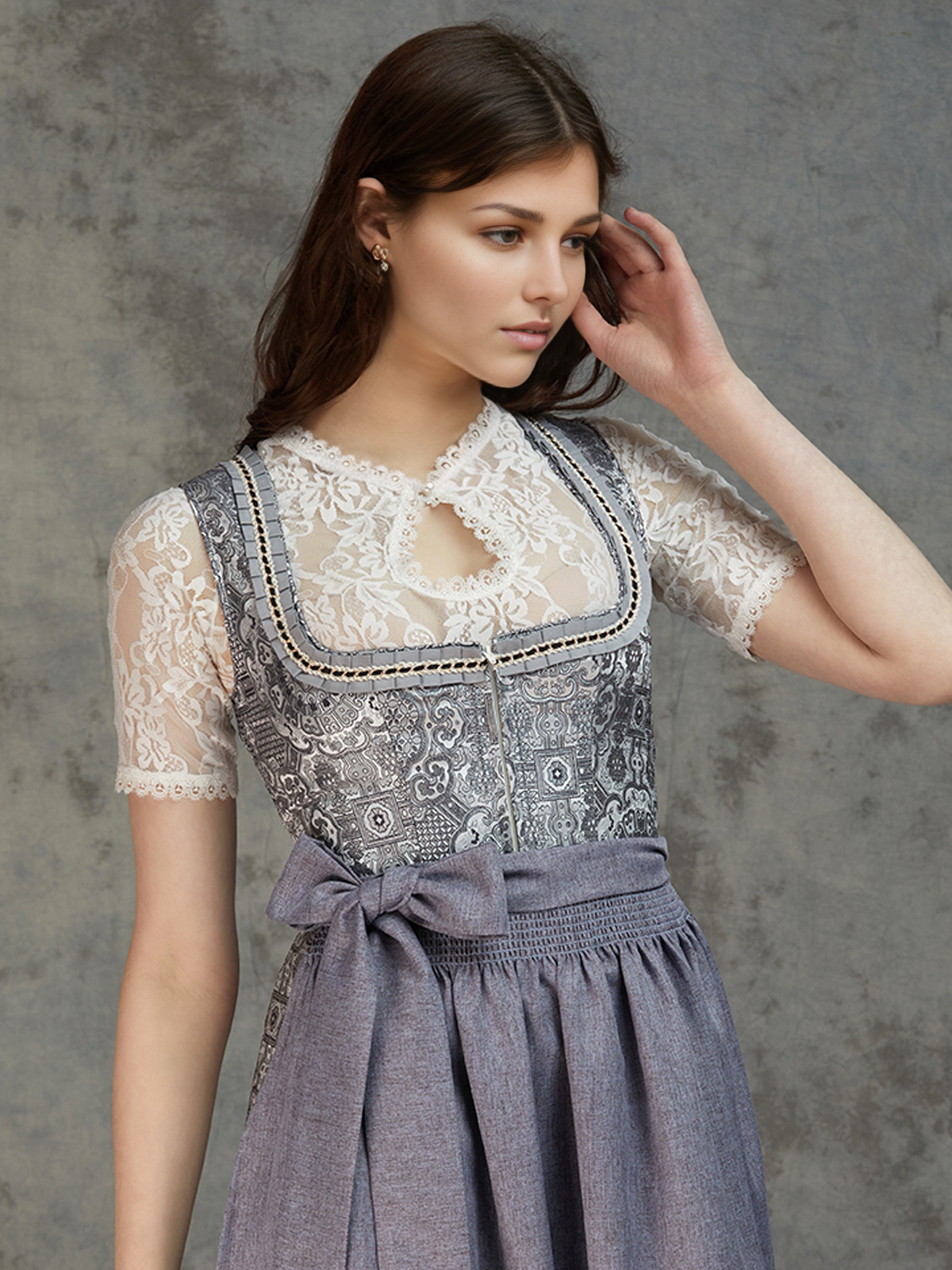 Wenger Dirndl Gelb in eleganter Pose