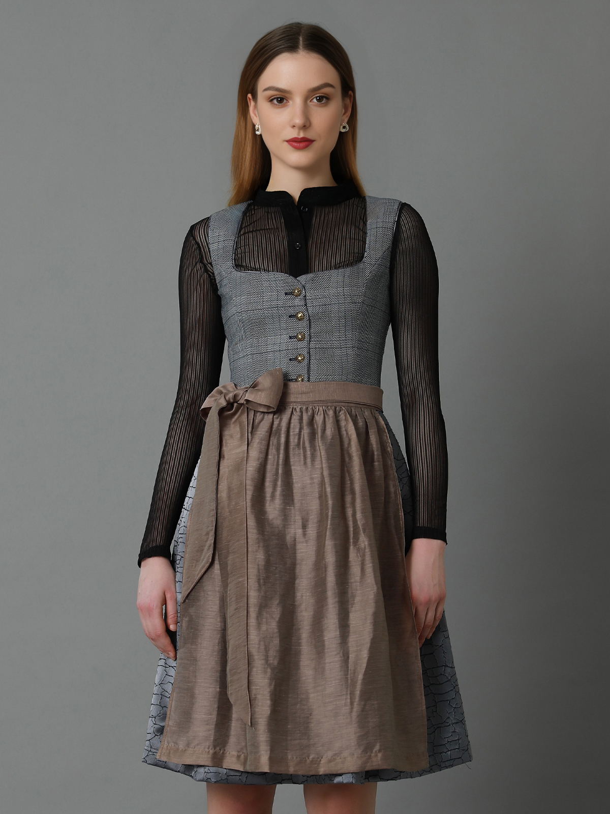 Graues Dirndlkleid mit modernem Schnitt