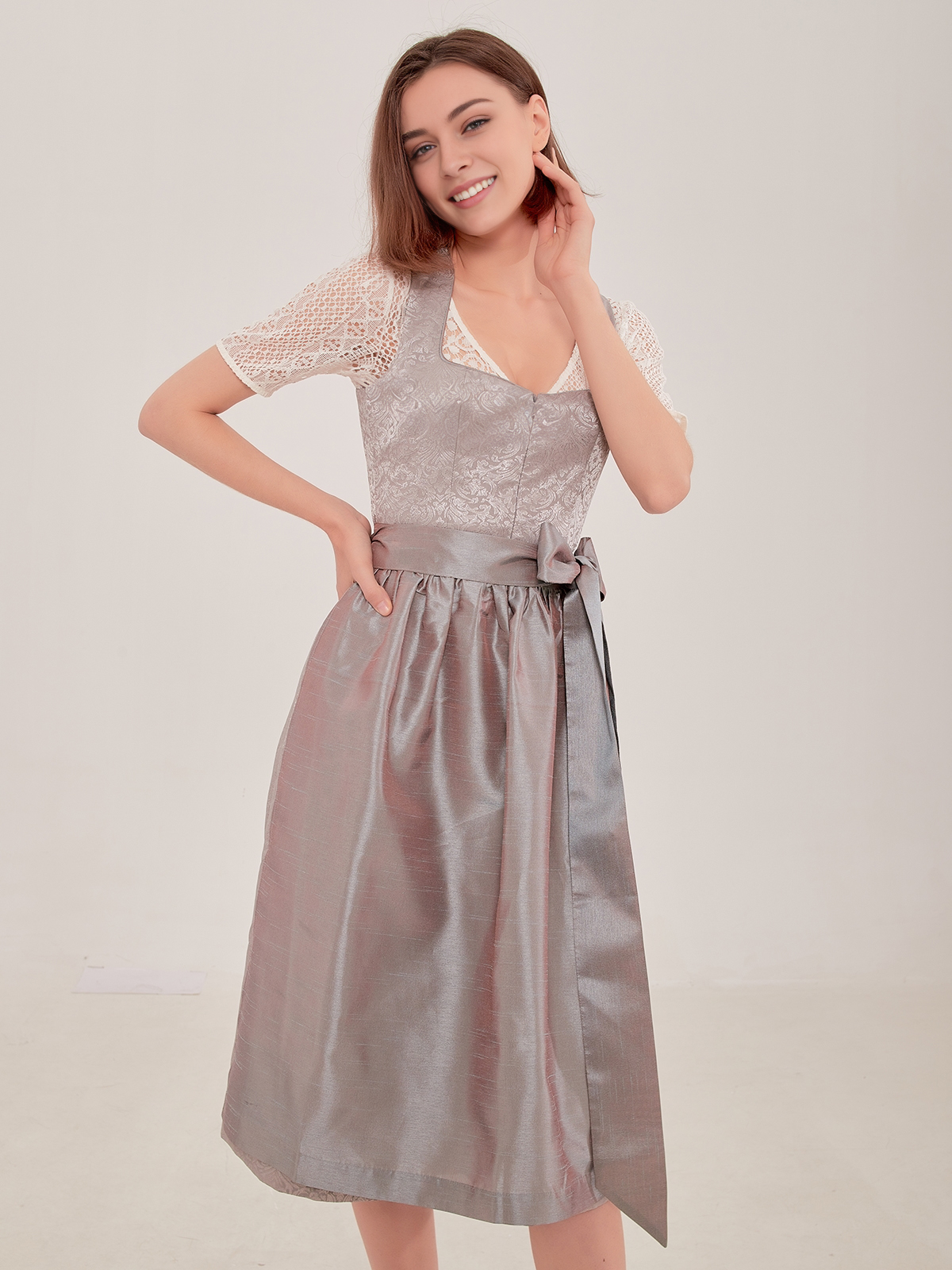 Modernes grünes Dirndl mit Reißverschluss