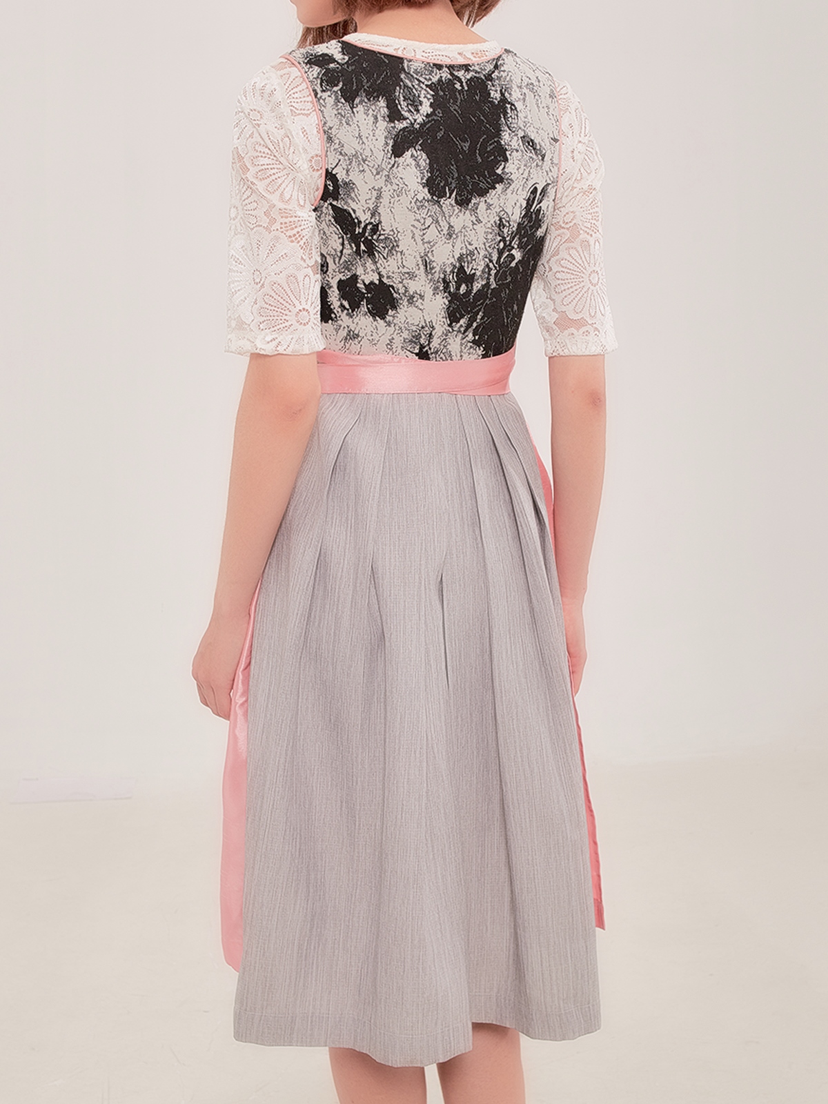 Modernes Dirndl in Schwarz mit tailliertem Schnitt