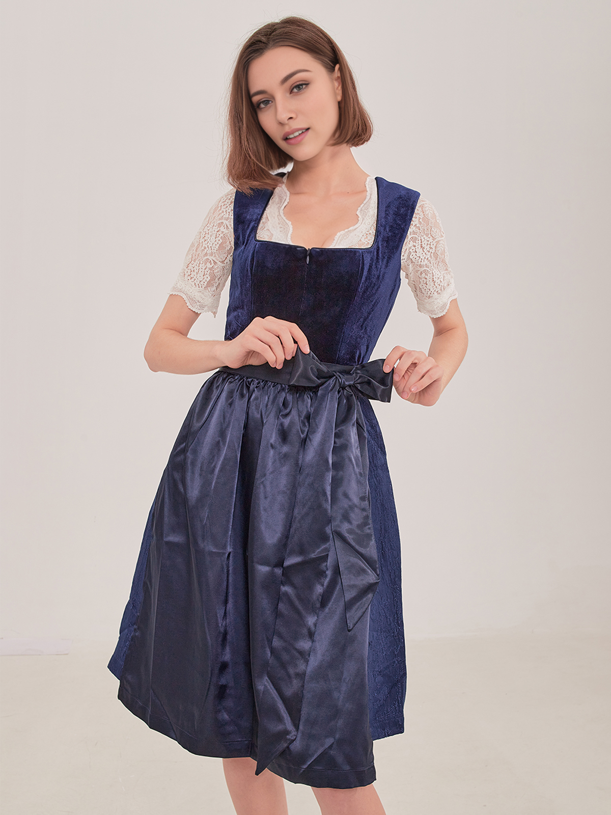 Dirndl in Grün mit floralen Details