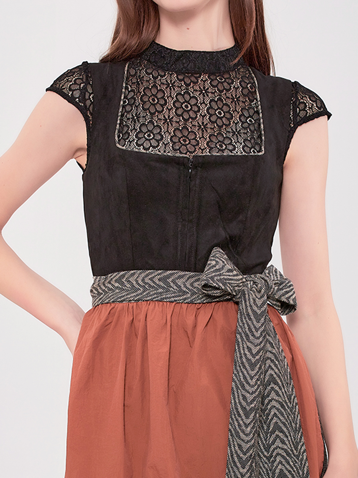 Beiges Dirndl mit Herzausschnitt