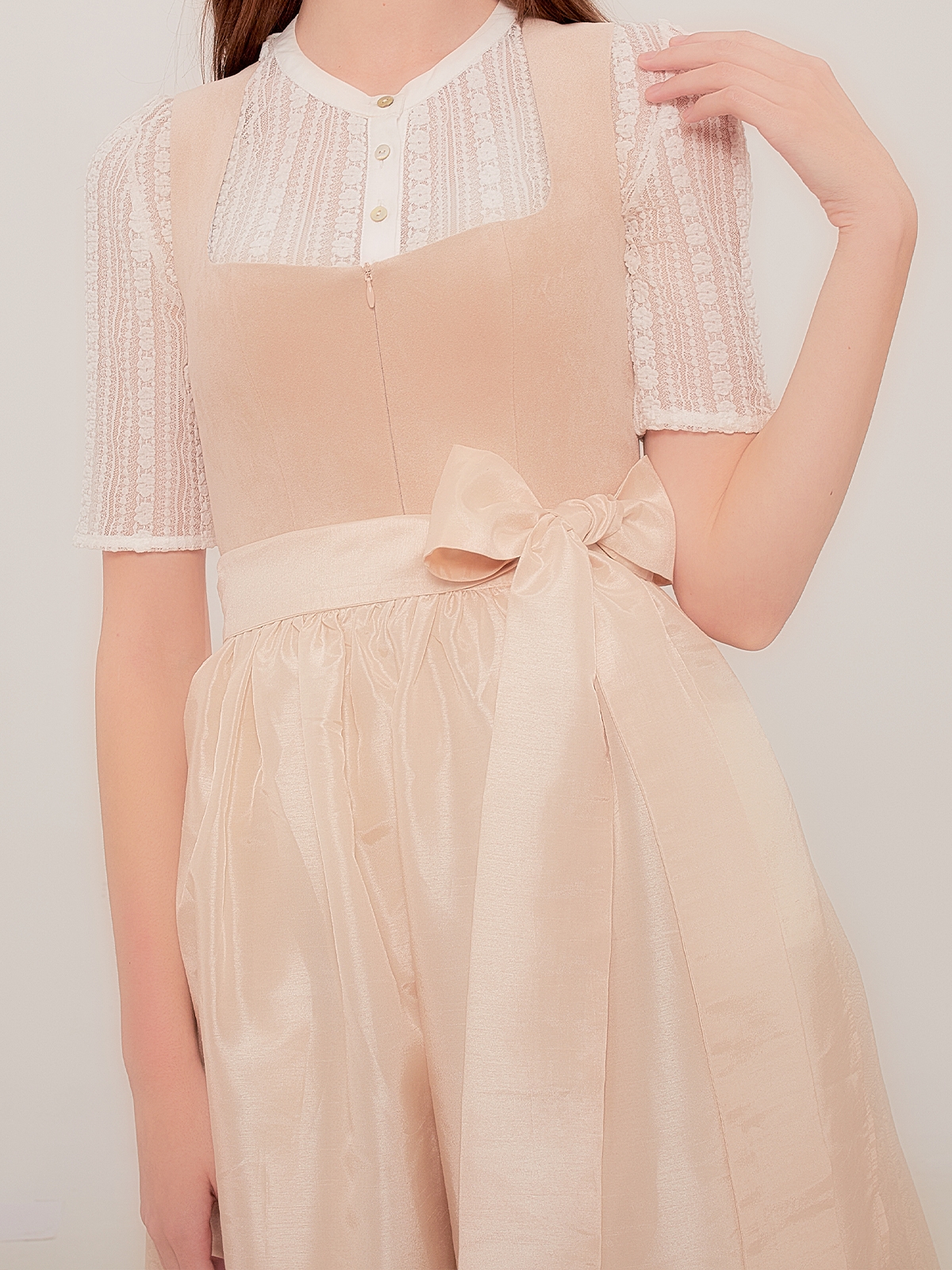 Dirndl aus Samt in Beige