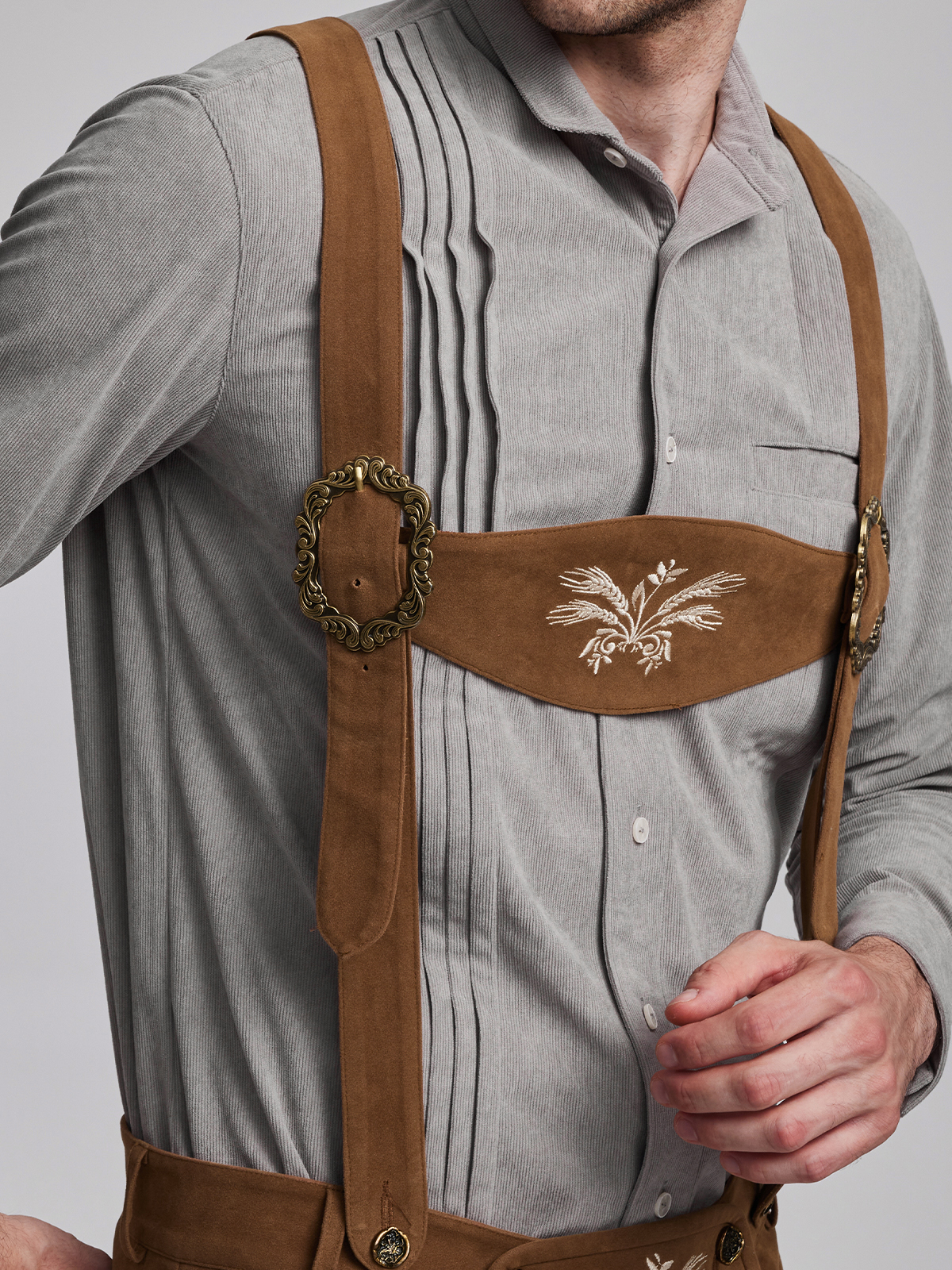 Ein graues Dirndl mit modernem Schnitt