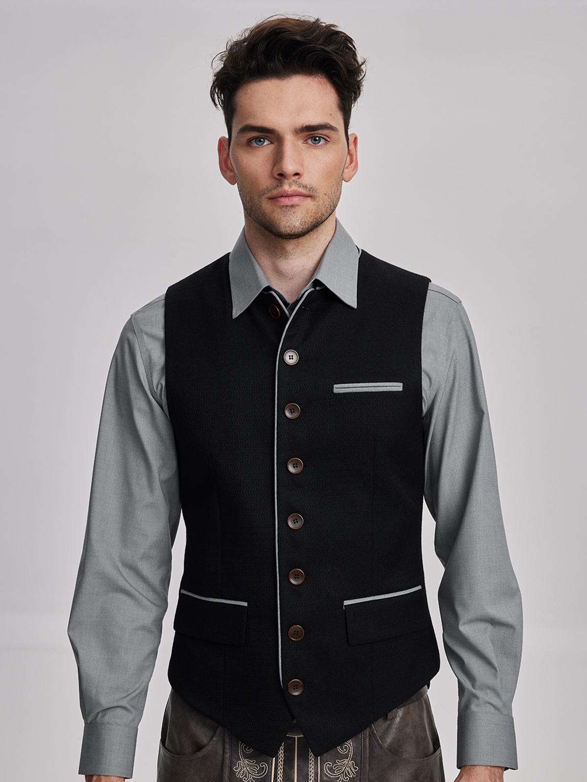 Traditionelles schwarzes Dirndl mit modernem Schnitt