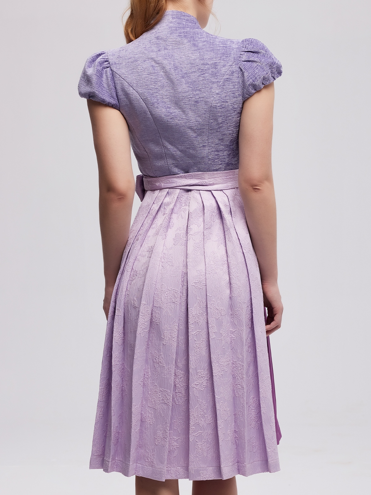 Schwarzes Dirndl mit lila Blumenmuster
