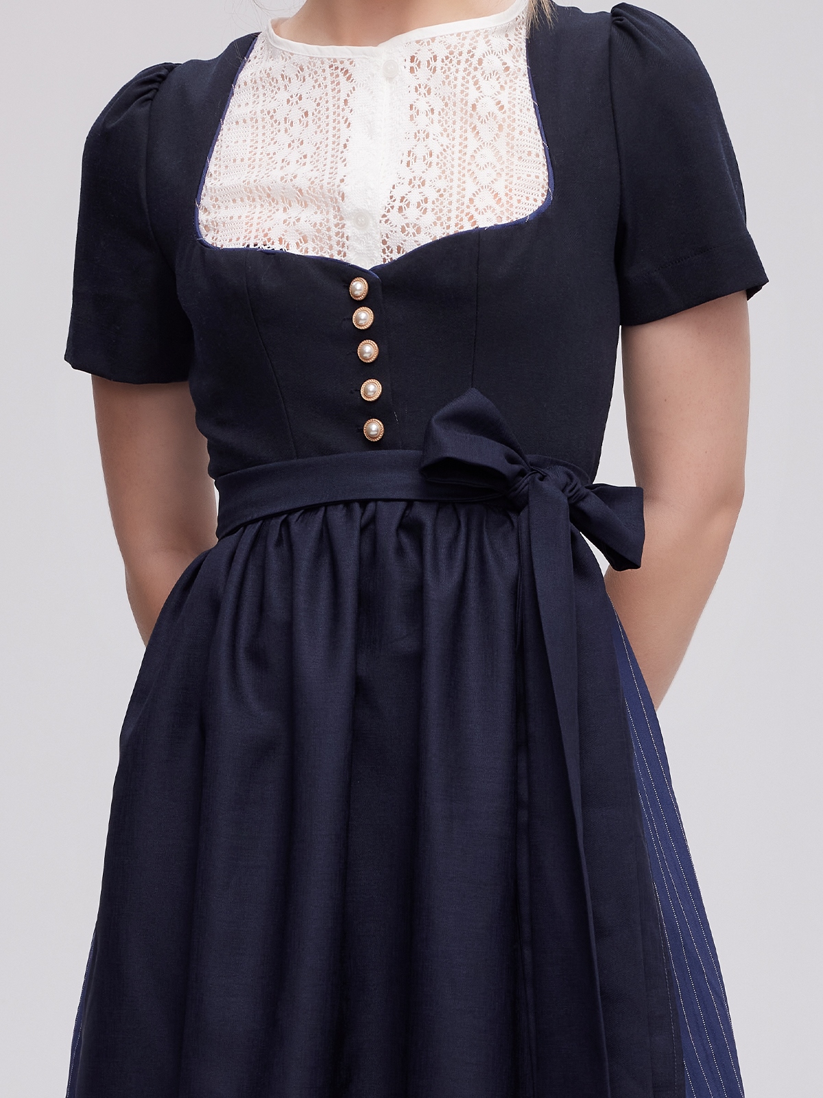 Ein elegantes blaues Midi Dirndl mit traditioneller Stickerei