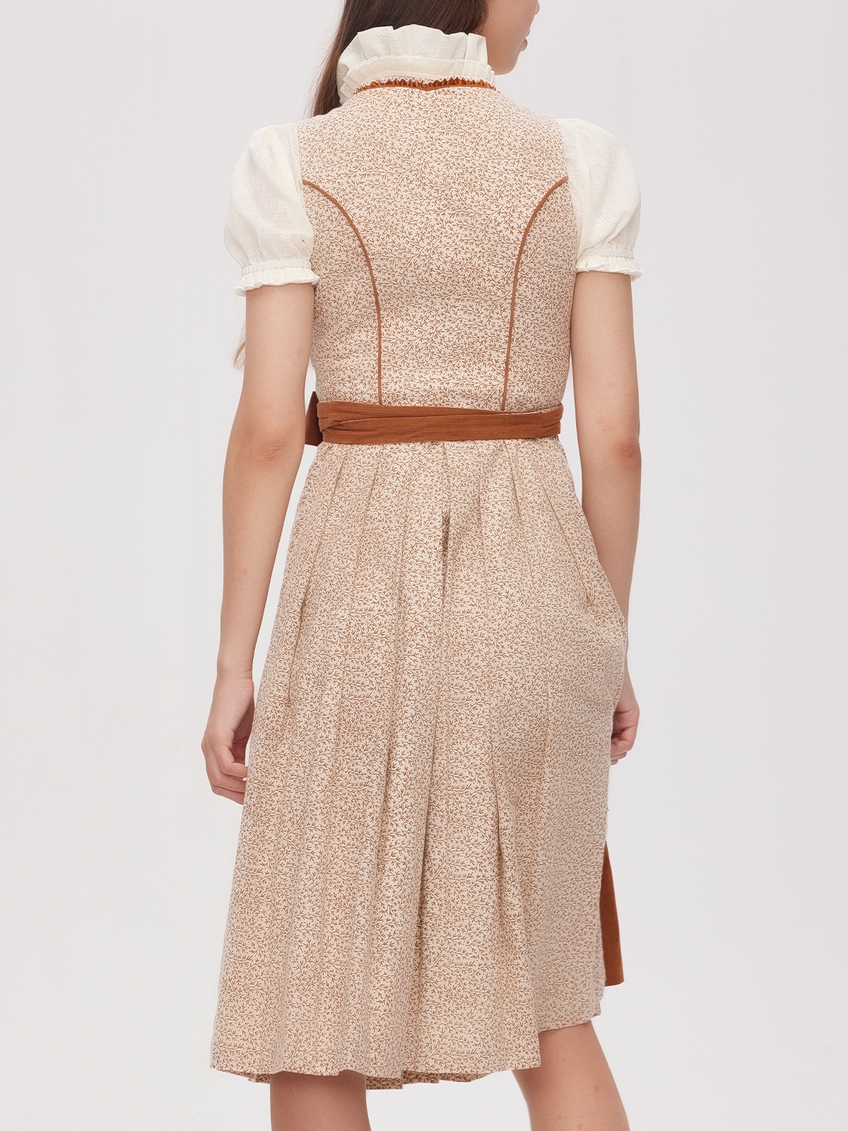 Moderne reduzierte Dirndl in Braun