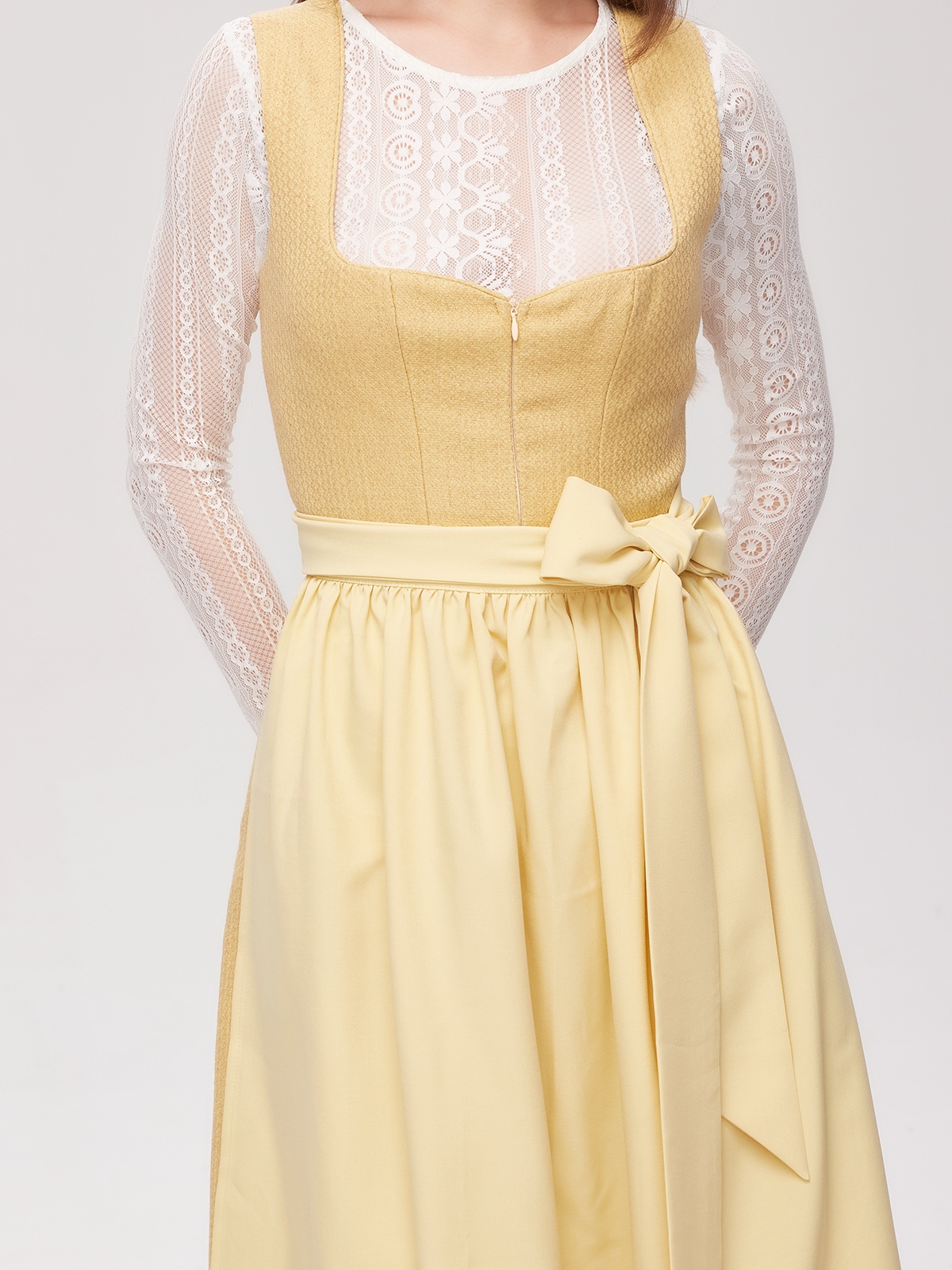 Ein modernes gelbes Dirndl mit floralen Details