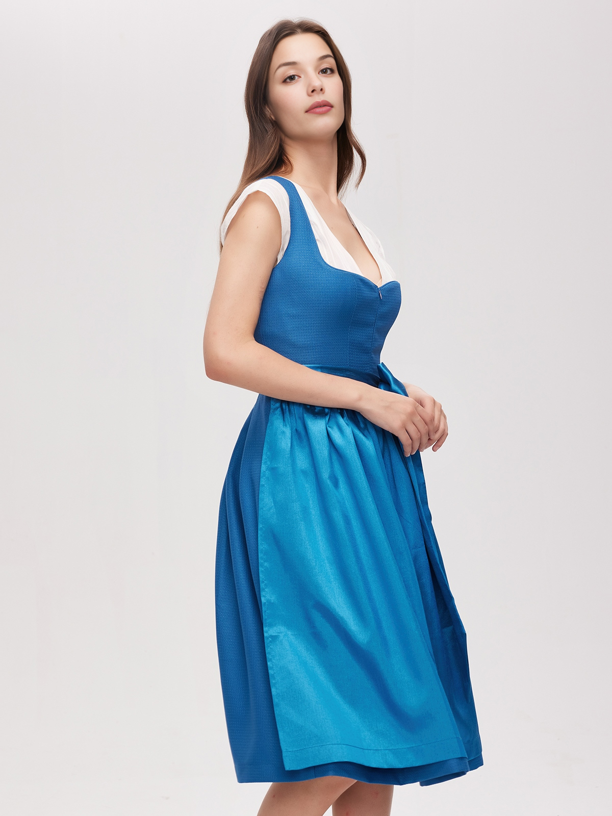 Dirndl Flieder in eleganter Blautönung