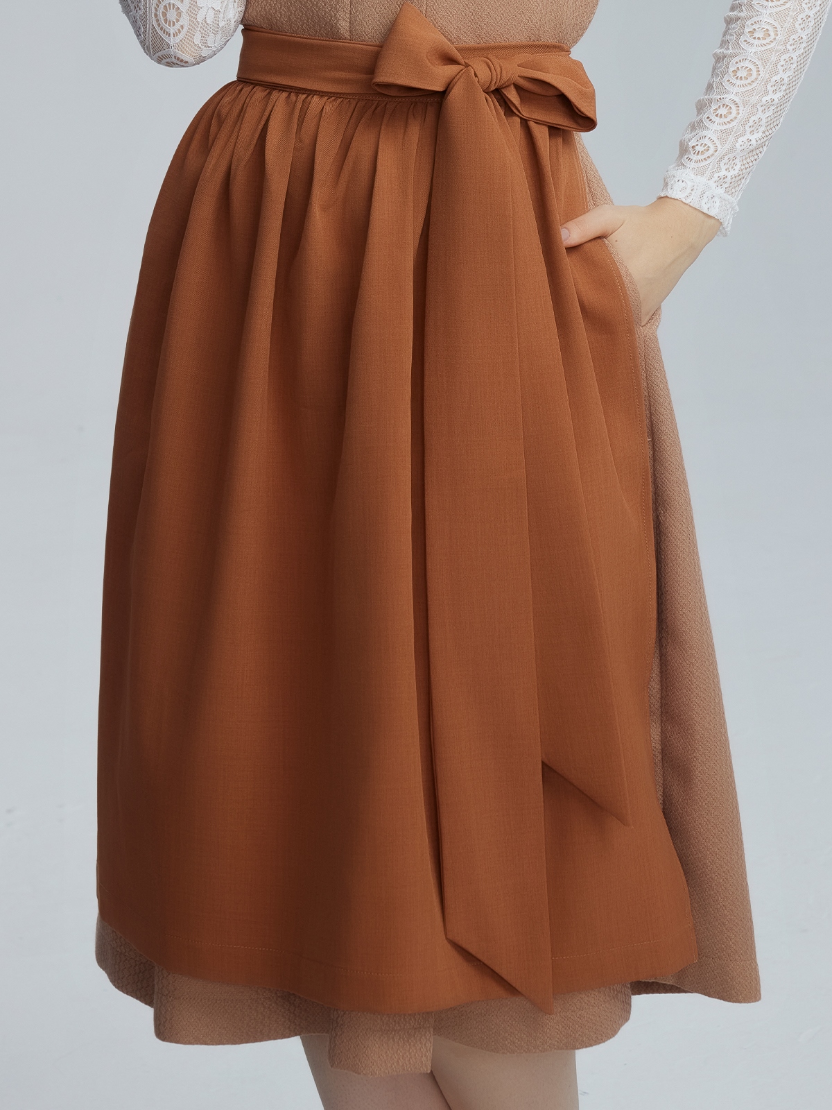 Dunkelblaues Samt Dirndl mit traditioneller Bluse und Schürze