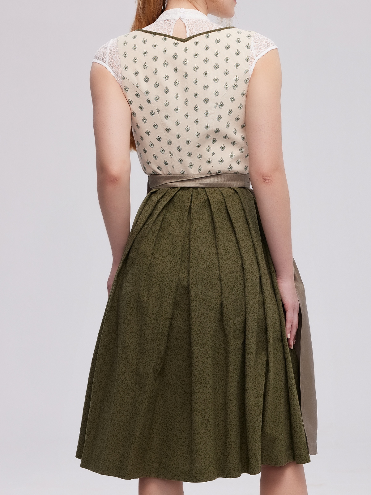 Gelbes Dirndl mit eleganter Bluse